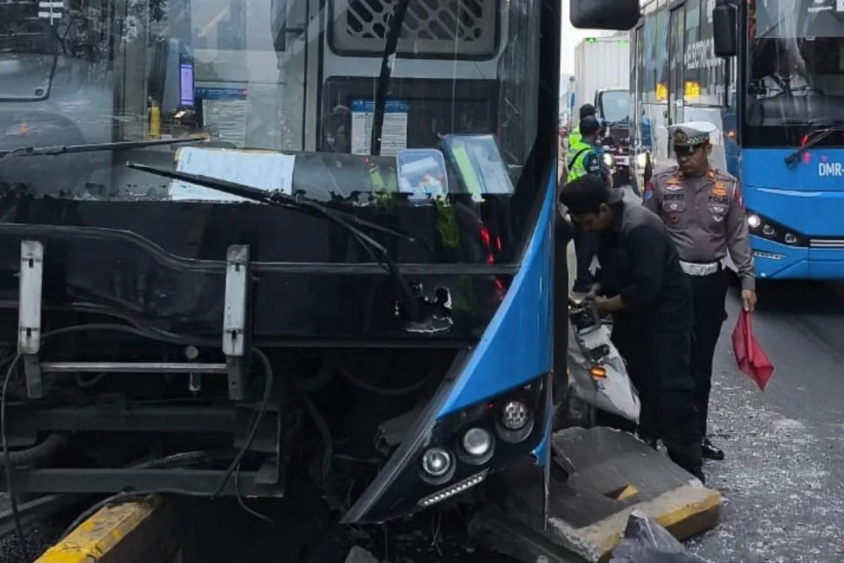 Bus Transjakarta Tabrak Separator di MT Haryono, Pengemudi Dirawat
