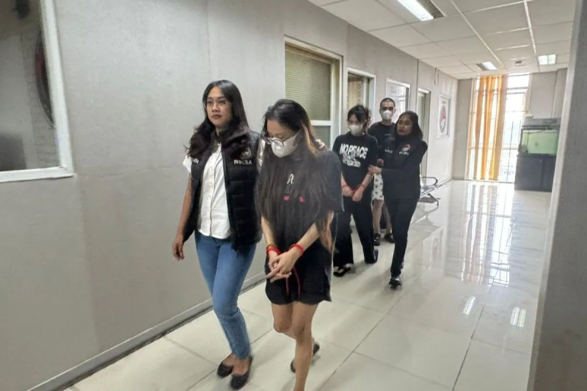 Petugas dari Polresta Bandara Soekarno-Hatta menggiring sejumlah pelaku penyelundupan narkotika