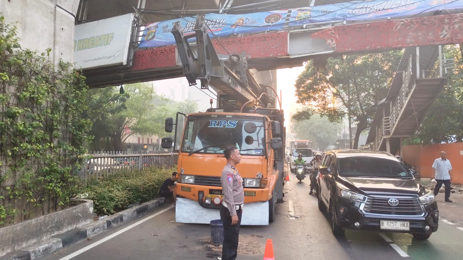 Truk Crane Tabrak JPO Tendean, Ini Jalur Alternatifnya