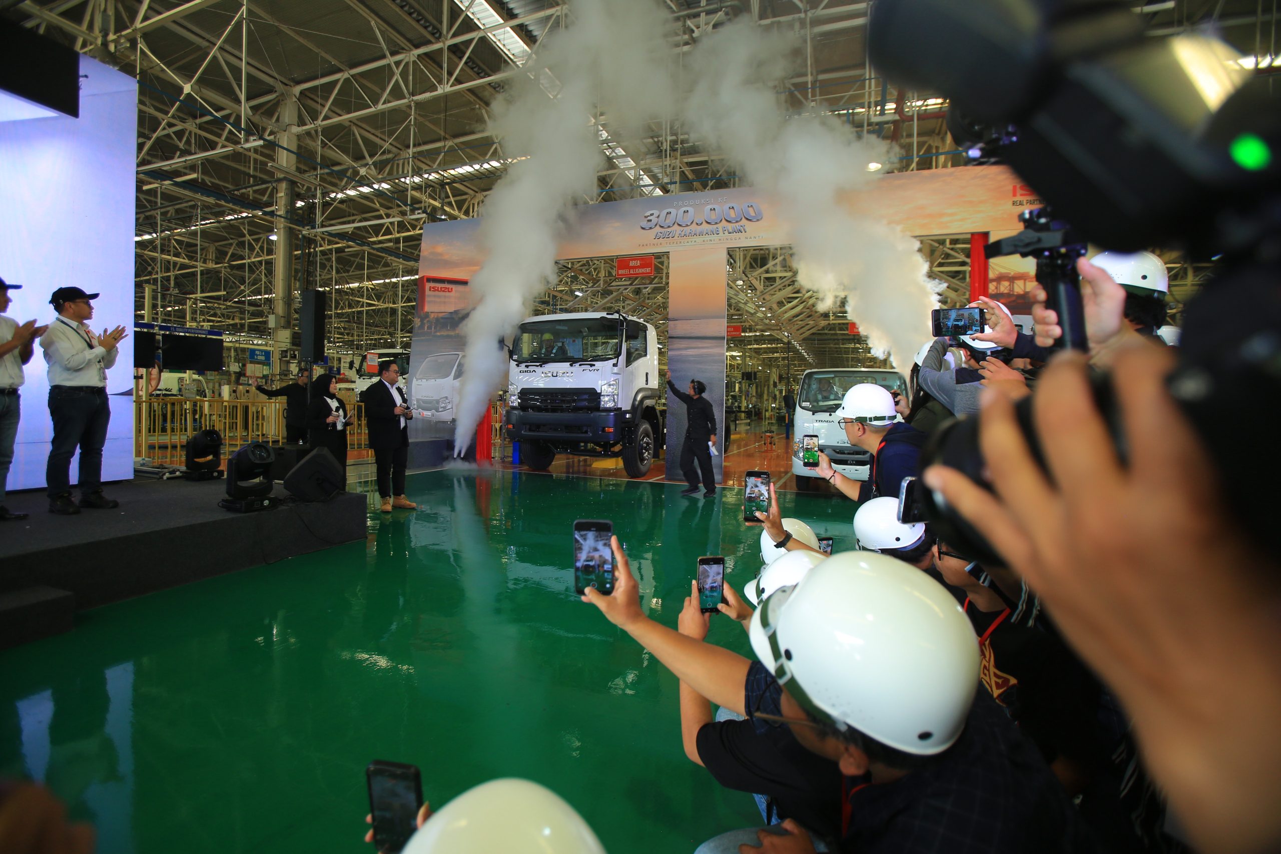 Perayaan produksi 300.000 unit kendaraan di Isuzu Karawang Plant (IKP), Karawang, Jawa Barat. Dok. Isuzu