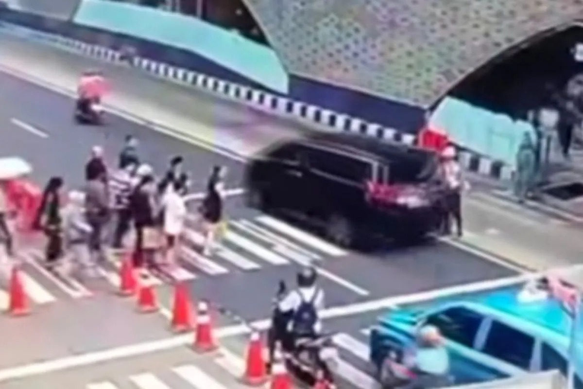 Polda Metro Panggil Pemilik Alphard Penerobos Lampu Merah