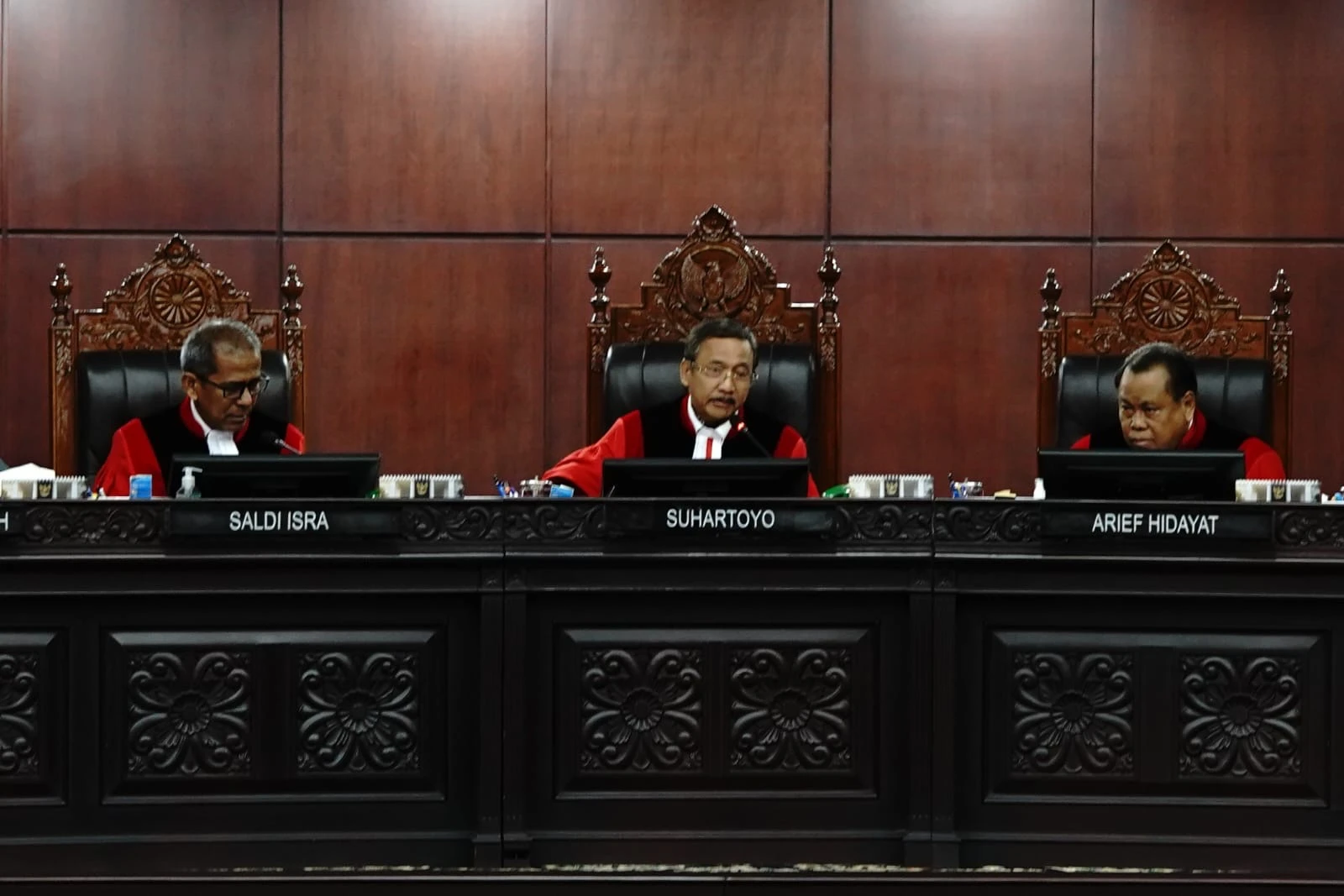 Ketua MK Tak Kuasa Tahan Tangis saat Sidang Terakhir Arief Hidayat