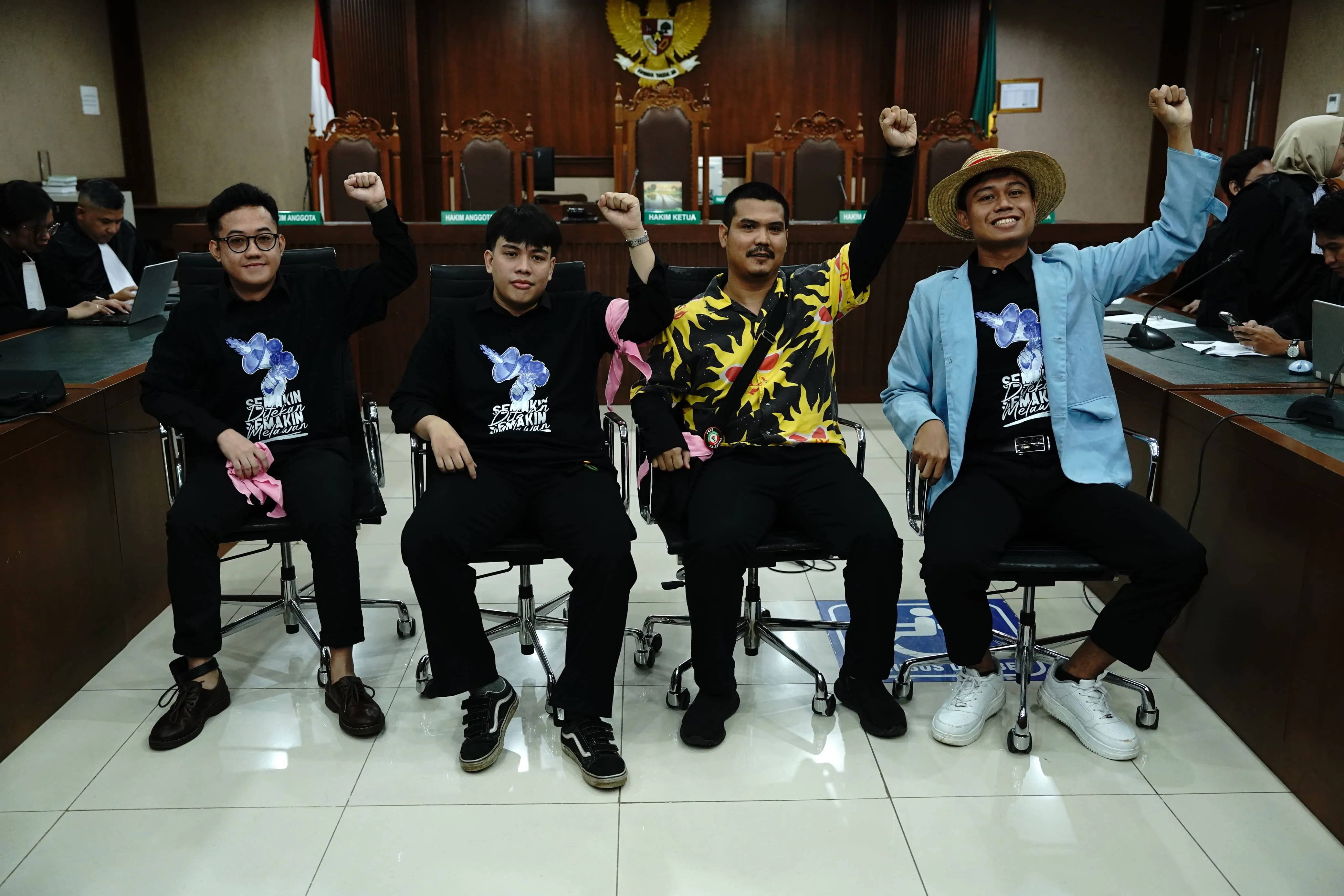 Tangis Ibu Delpedro Pecah Usai Vonis Bebas, "Dia Hanya Bekerja untuk HAM"