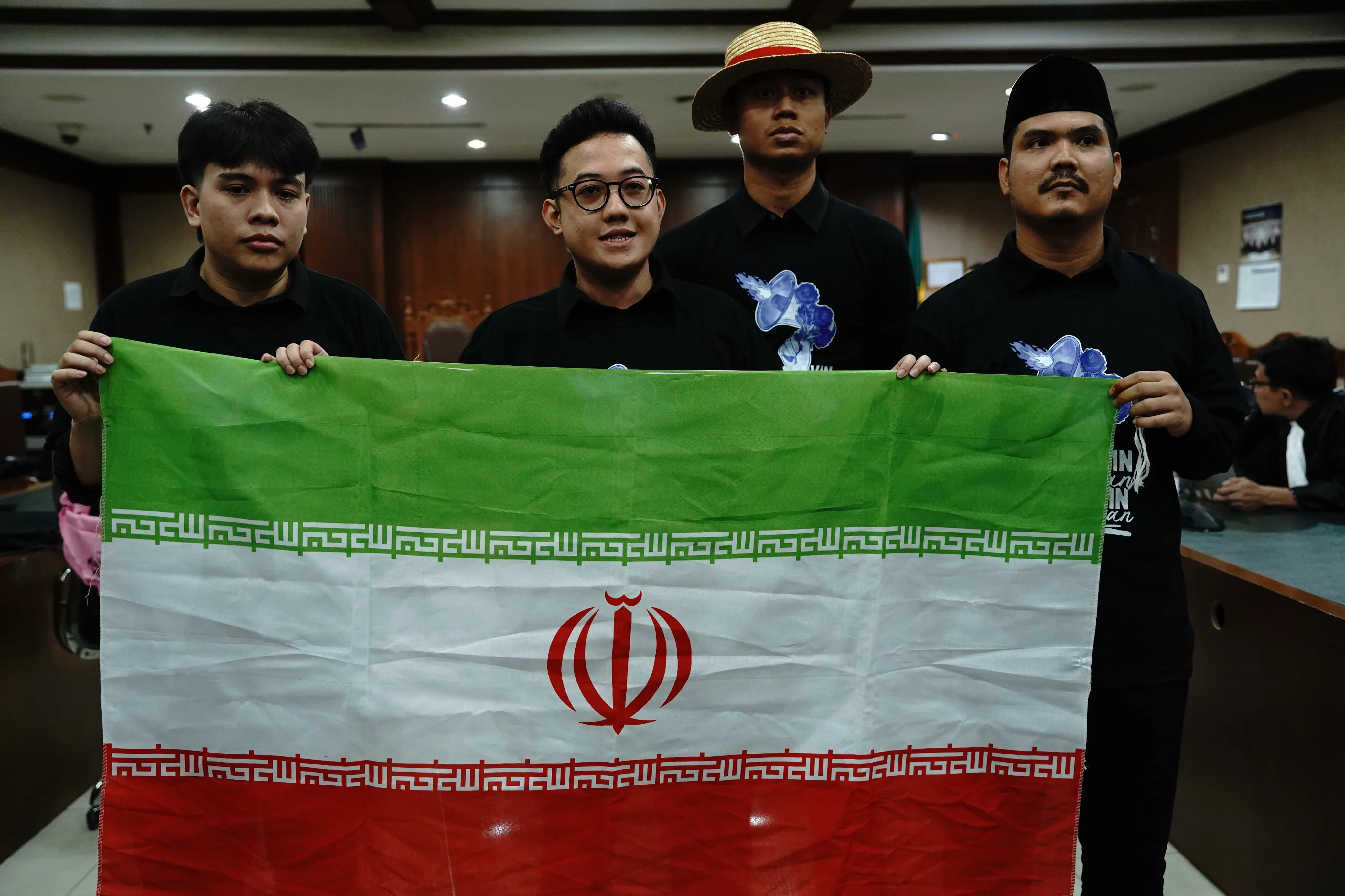 Terdakwa Delpedro Marhaen Rismansyah, Muzaffar Salim, Syahdan Husein dan Khariq Anhar sebelum menjalani sidang putusan kasus penghasutan di Pengadilan Negeri Jakarta Pusat, Jakarta, Jumat (6/3/2026).