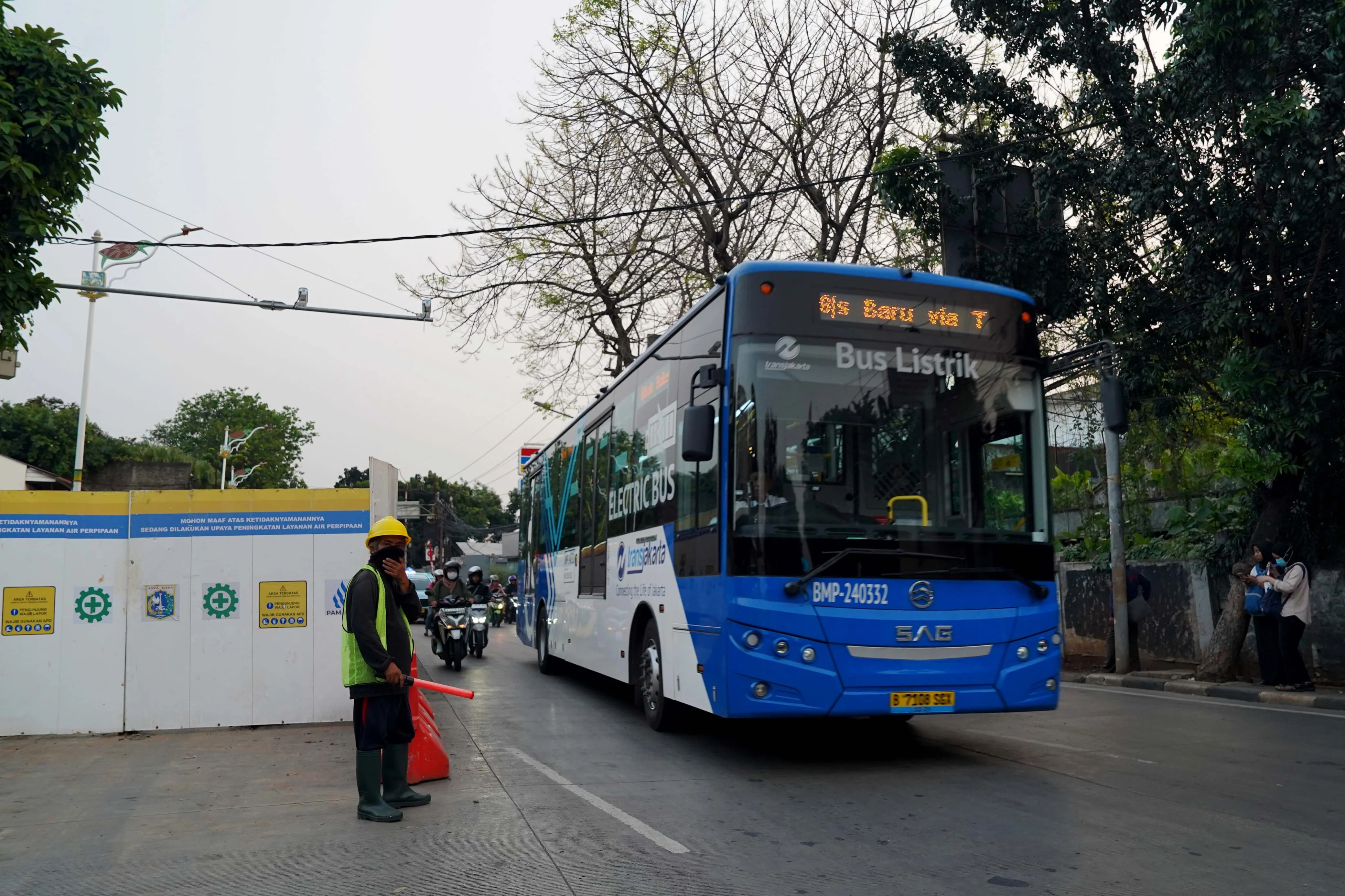 Bus Transjakarta Tabrak Separator, MT Haryono Macet Parah