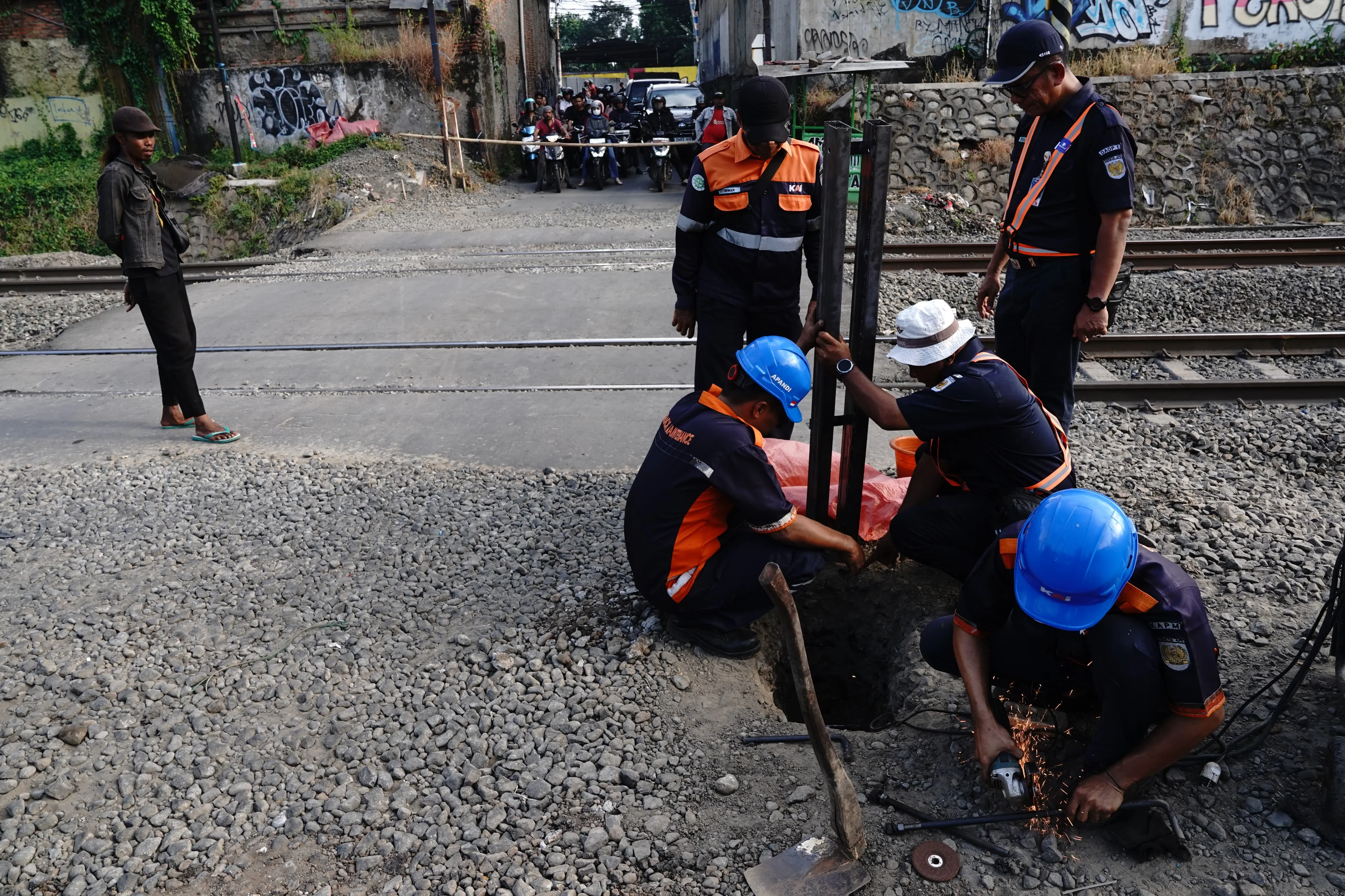 Palang Pintu Sementara Dipasang di Perlintasan Dekat Stasiun Bekasi Timur