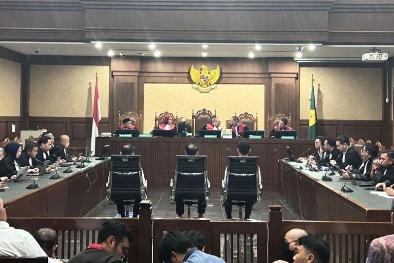 Tiga terdakwa kasus dugaan korupsi tata kelola minyak mentah, Riva Siahaan