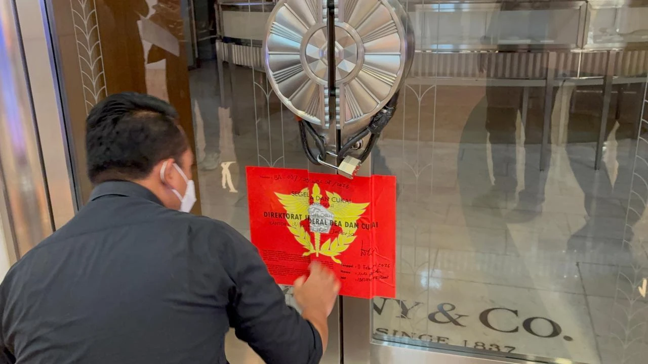 Bea Cukai Kanwil Jakarta Segel Tiga Toko Perhiasan Mewah