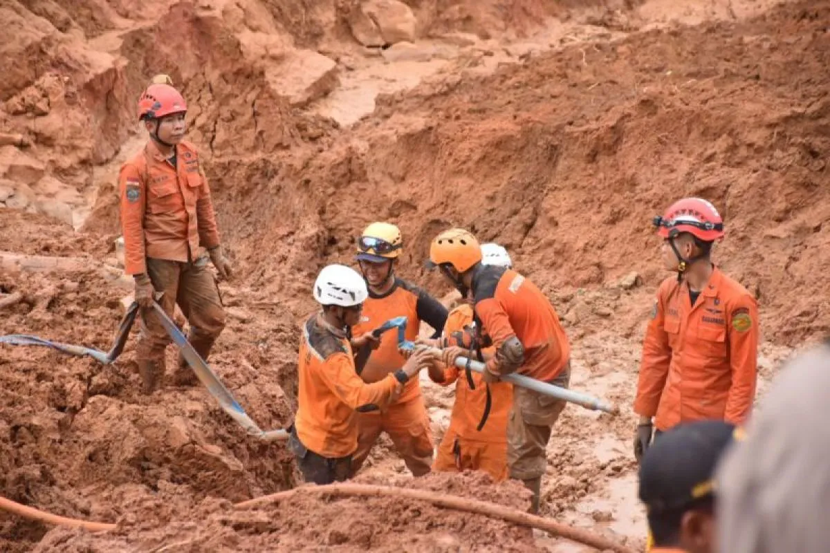 Tragedi Longsor Cilacap: 13 Korban Meninggal, 10 Masih Dicari