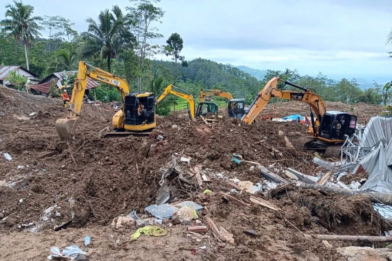 Medan Sulit, Alat Berat PC 200 Diterjunkan Cari 16 Korban Hilang