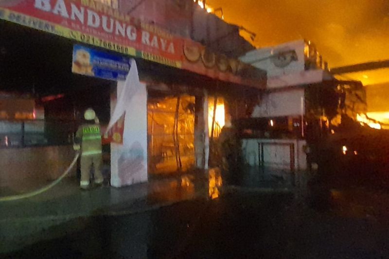 Sejumlah petugas pemadam kebakaran melakukan pendinginan di lokasi kebakaran yang melanda pusat jajanan (food court) di daerah Fatmawati, Jakarta Selatan, Senin (8/9/2025)