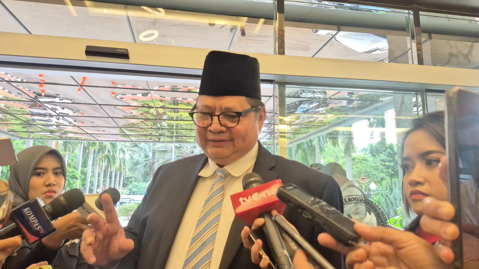 Airlangga Bakal Gelar Rapat Bahas Lonjakan Harga Plastik