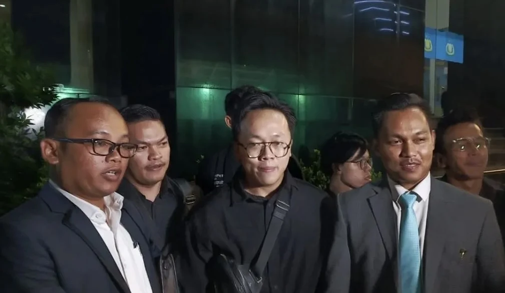 Korban Penipuan Investasi yang Menyeret Timothy Ronald Bawa Barang Bukti ke Polda