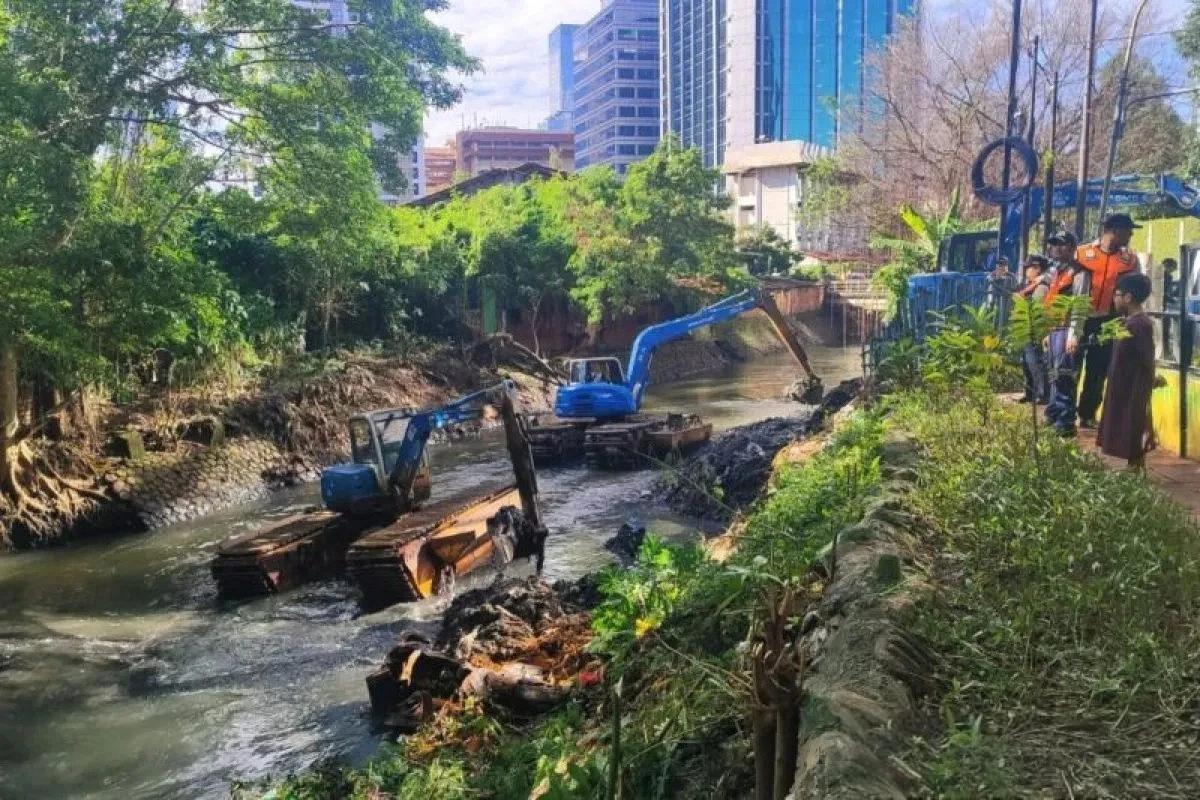 Jaga Kalcer Tetap Menyala, Sudin SDA Jaksel Keruk 6.842 Kubik Lumpur Kali Krukut