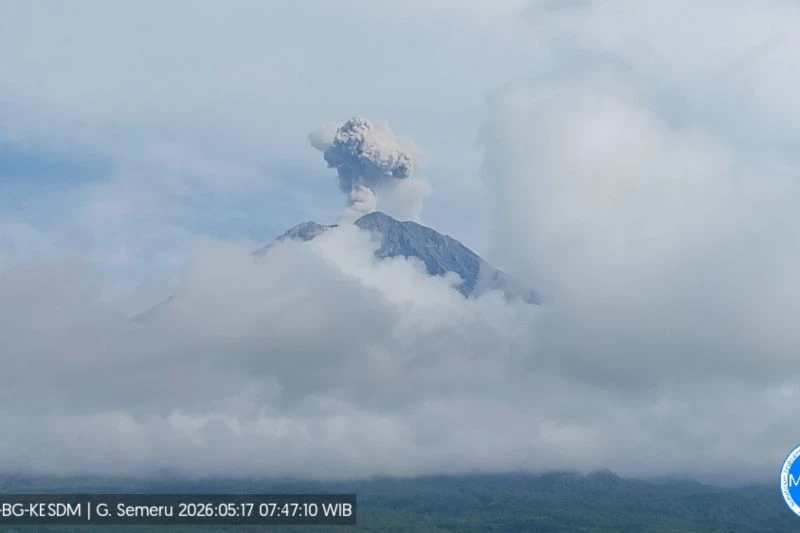 Gunung Semeru Erupsi Tiga Kali Beruntun pada Minggu Pagi