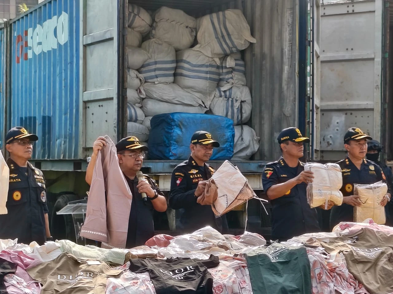 Bea Cukai Tangkap Dua Truk Balpres di Tol Palembang–Lampung, Berlabel China dan Bangladesh