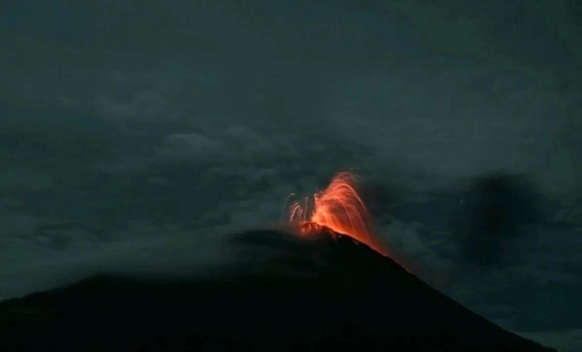 Gunung Ile Lewotolok Erupsi Lagi, Lontaran Lava Pijar dan Suara Dentuman Keras Terdengar