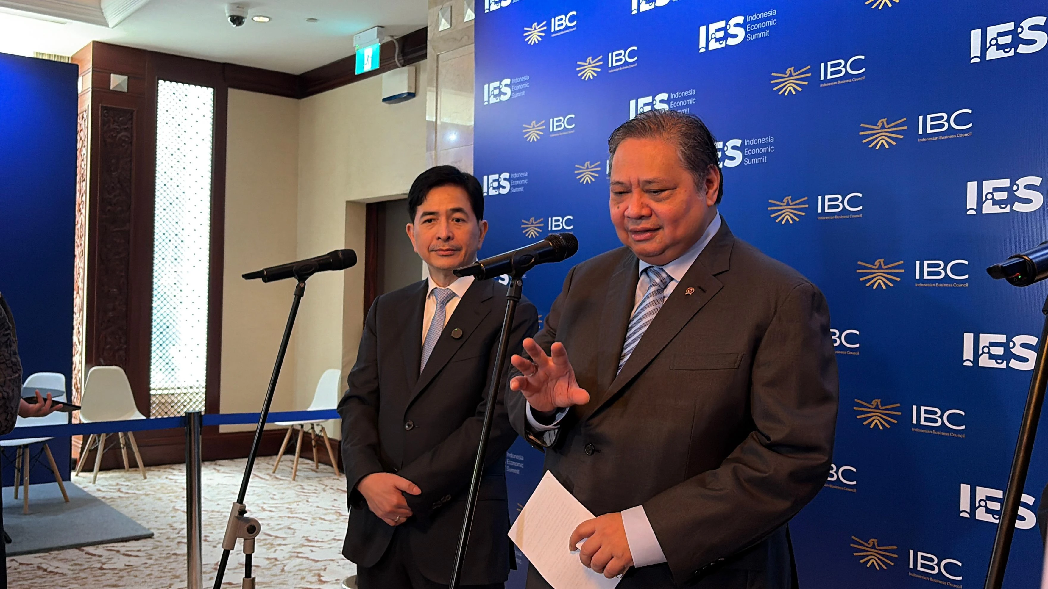 IHSG Anjlok Usai Pergantian Pimpinan Bursa dan OJK, Airlangga: Normalisasi Porotfolio