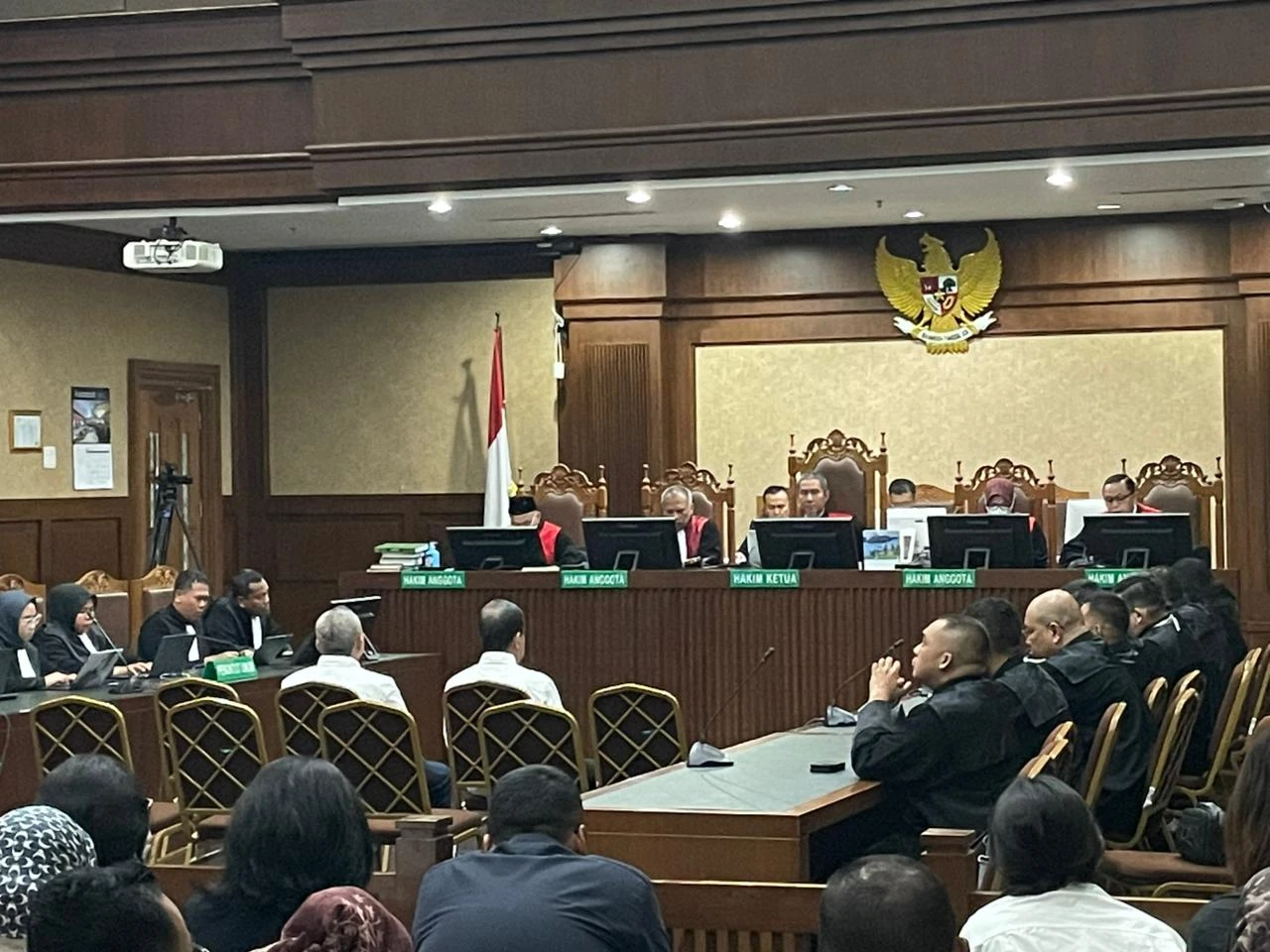 Hakim Jatuhkan Vonis 6 Tahun Bui Kepada Dua Eks Petinggi Pertamina