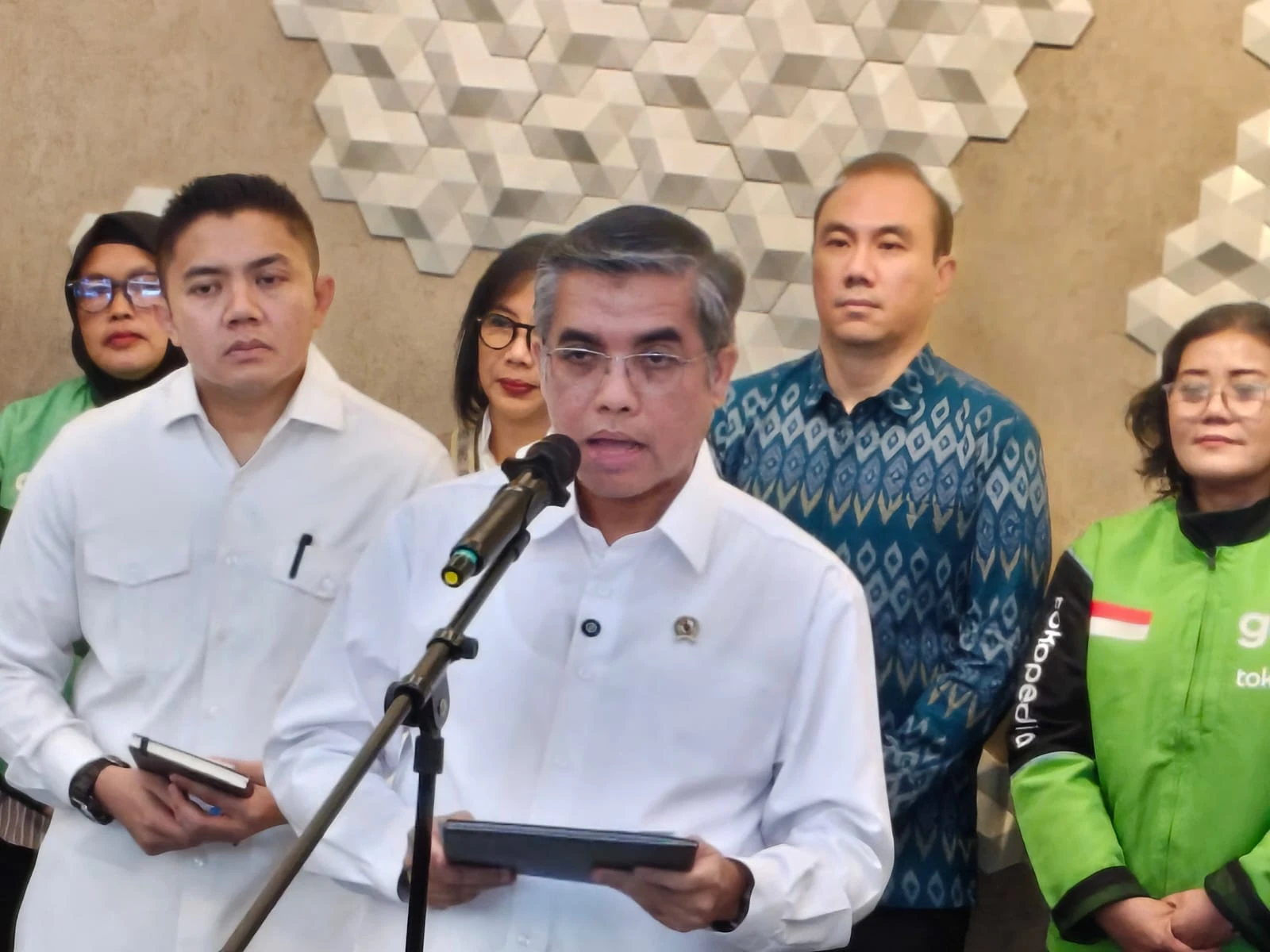 THR Tak Boleh Dicicil, Yassierli Minta Perusahaan Bayar Tuntas Paling Lambat H-7