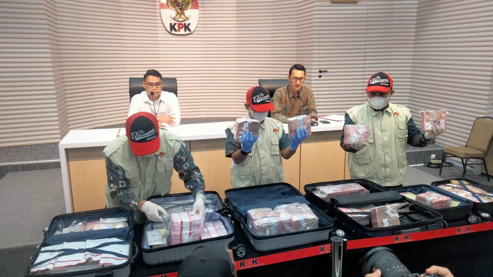 Selain Uang Rp5 Miliar, KPK Sita BPKB Mobil Tersangka Baru Bea Cukai