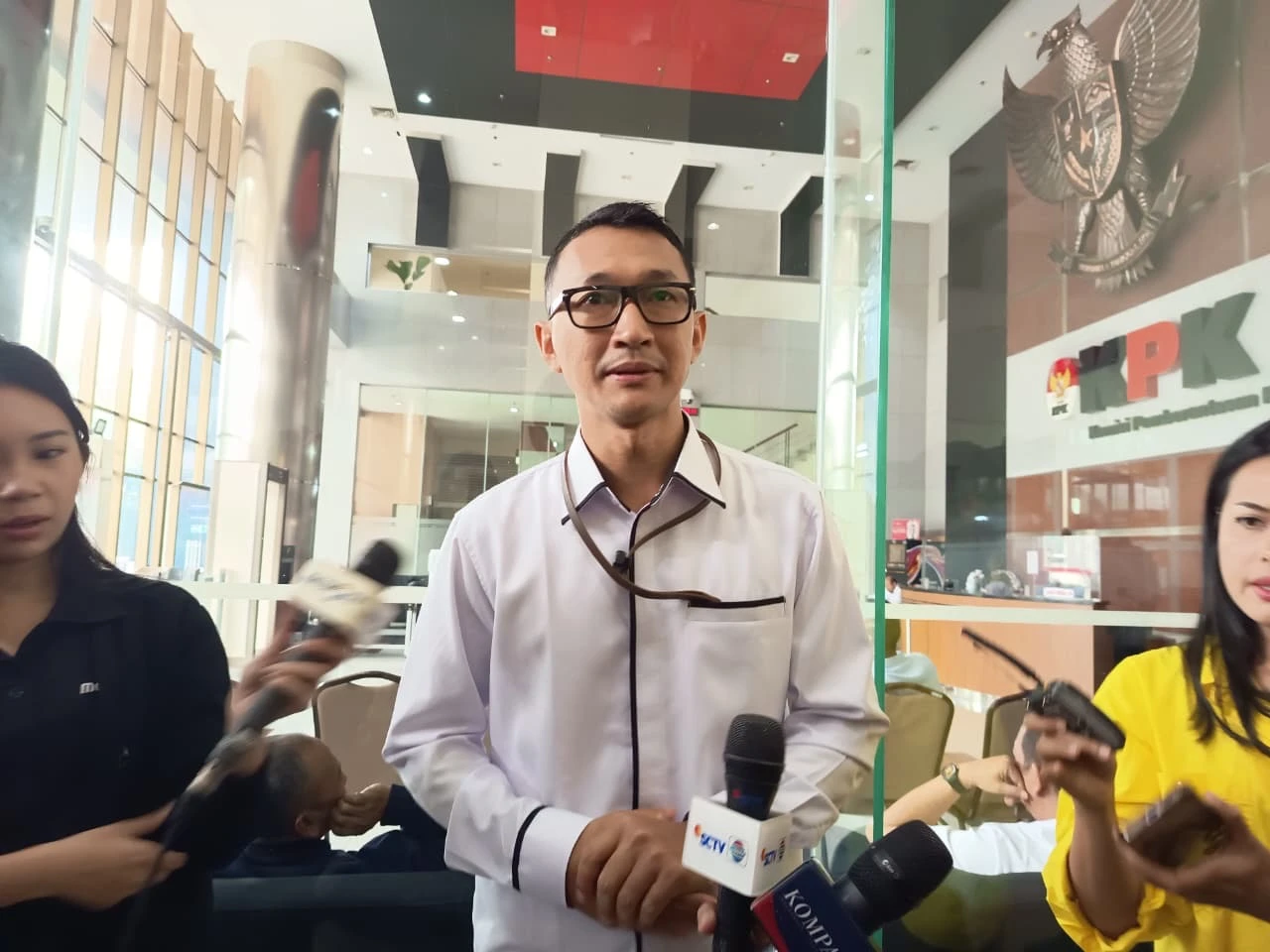 KPK Amankan Emas hingga Uang Dolar dalam OTT Perizinan Tinggal WNA