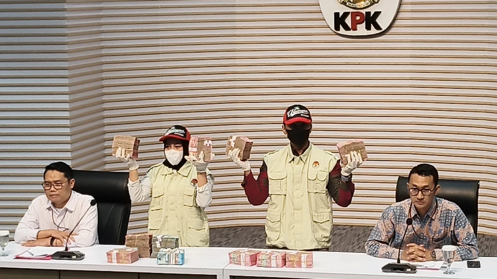 OTT KPK Banjarmasin: Rp1,5 Miliar Diamankan dari Restitusi Pajak Rp48 Miliar