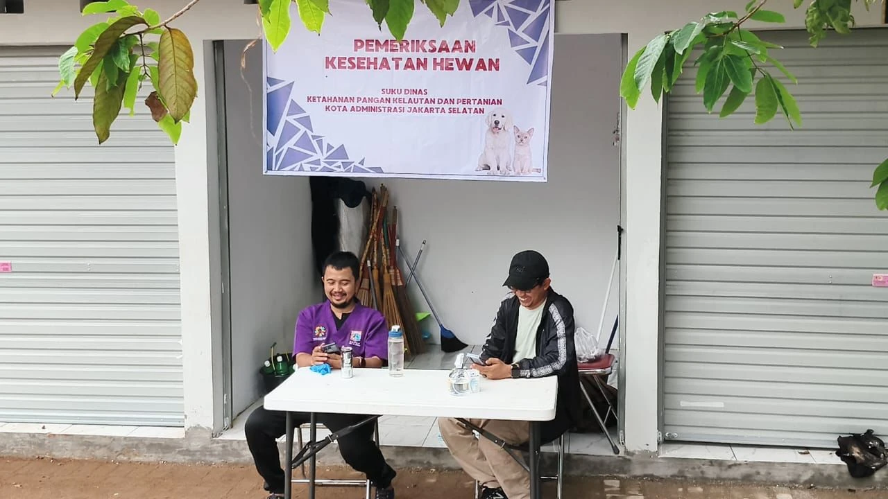 Sudin KPKP Jaksel Periksa Kesehatan Gratis untuk Hewan Relokasi Pasar Barito yang Stres