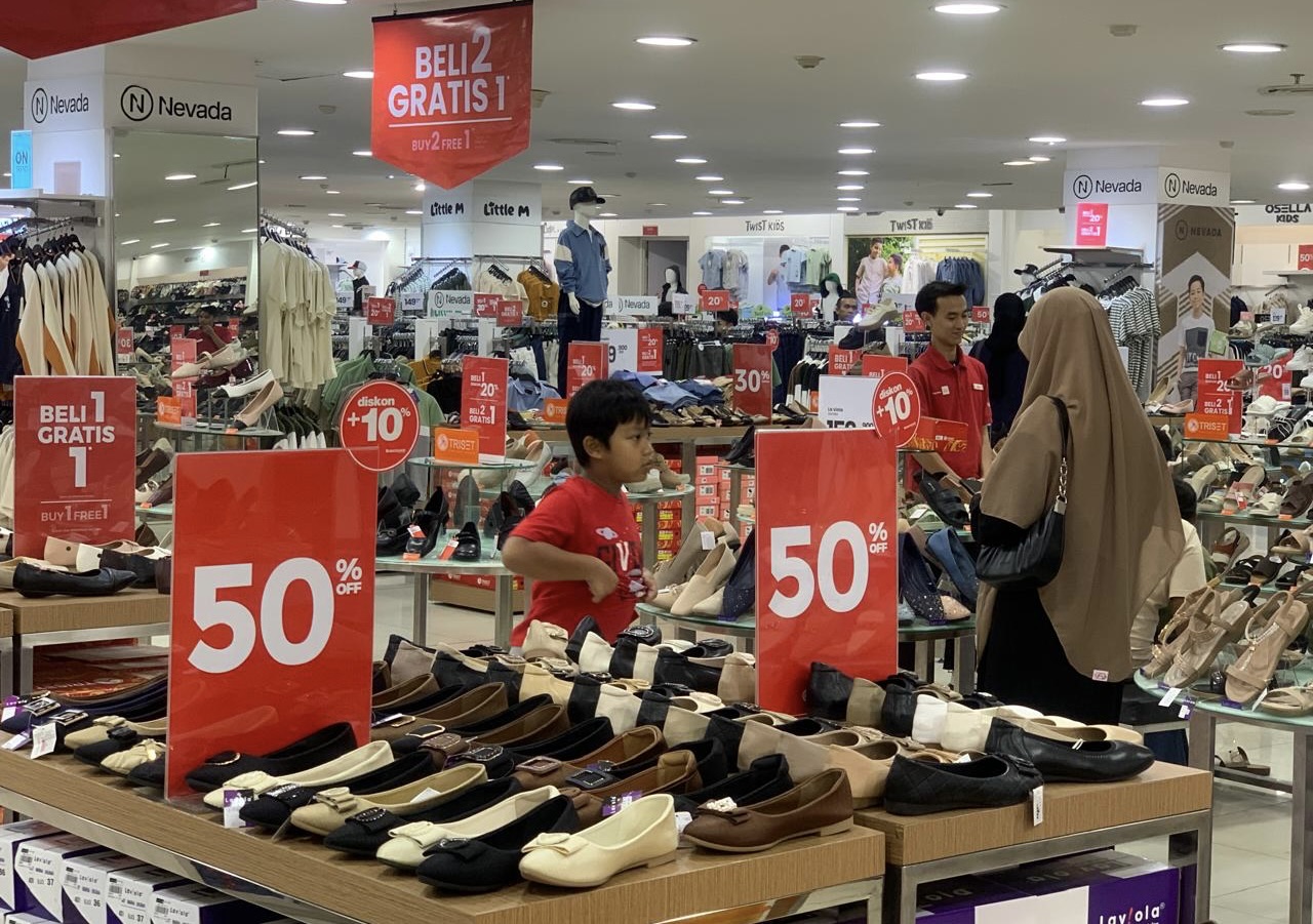 Konsumen Berbelanja di Pusat Perbelanjaan