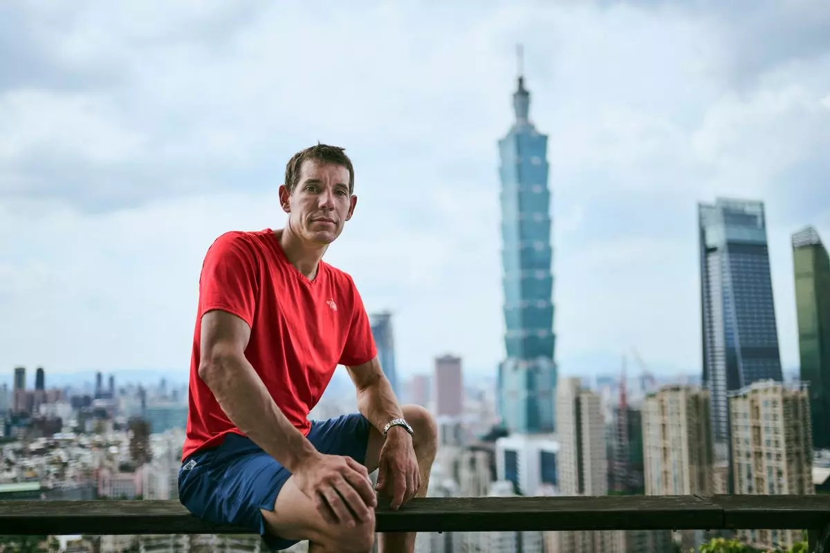 Alex Honnold dan Dilema Etika Pendakian Gedung Live di Netflix
