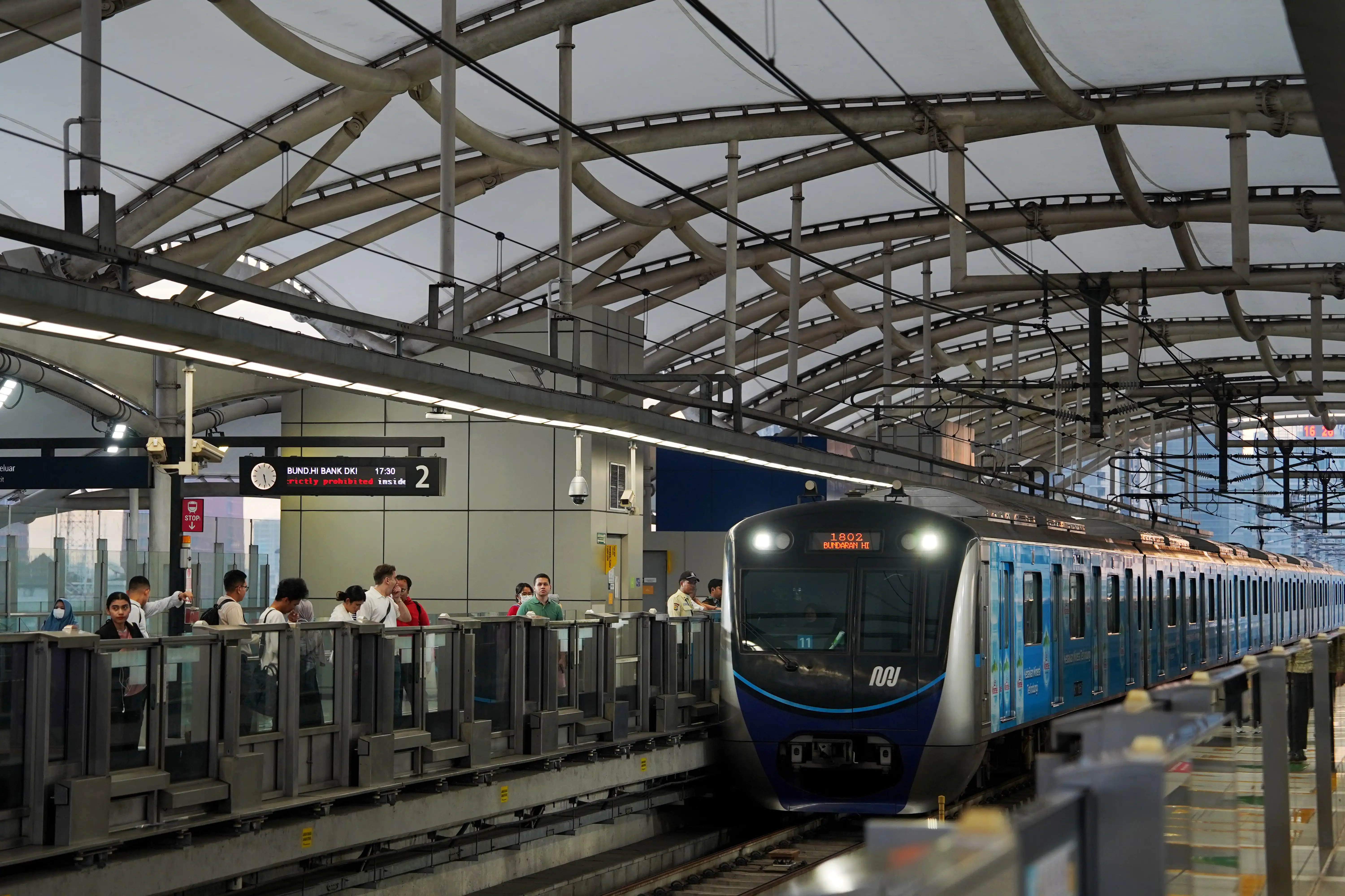 MRT Jakarta Tutup Sejumlah Pintu Stasiun Imbas Demo di Bundaran HI