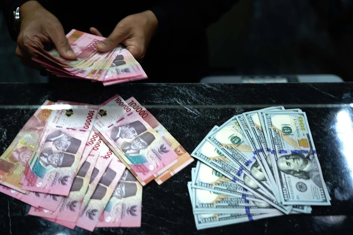 Rupiah Rabu 20 Mei 2026 Diprediksi Fluktuatif di Kisaran Rp17.700-Rp17.750