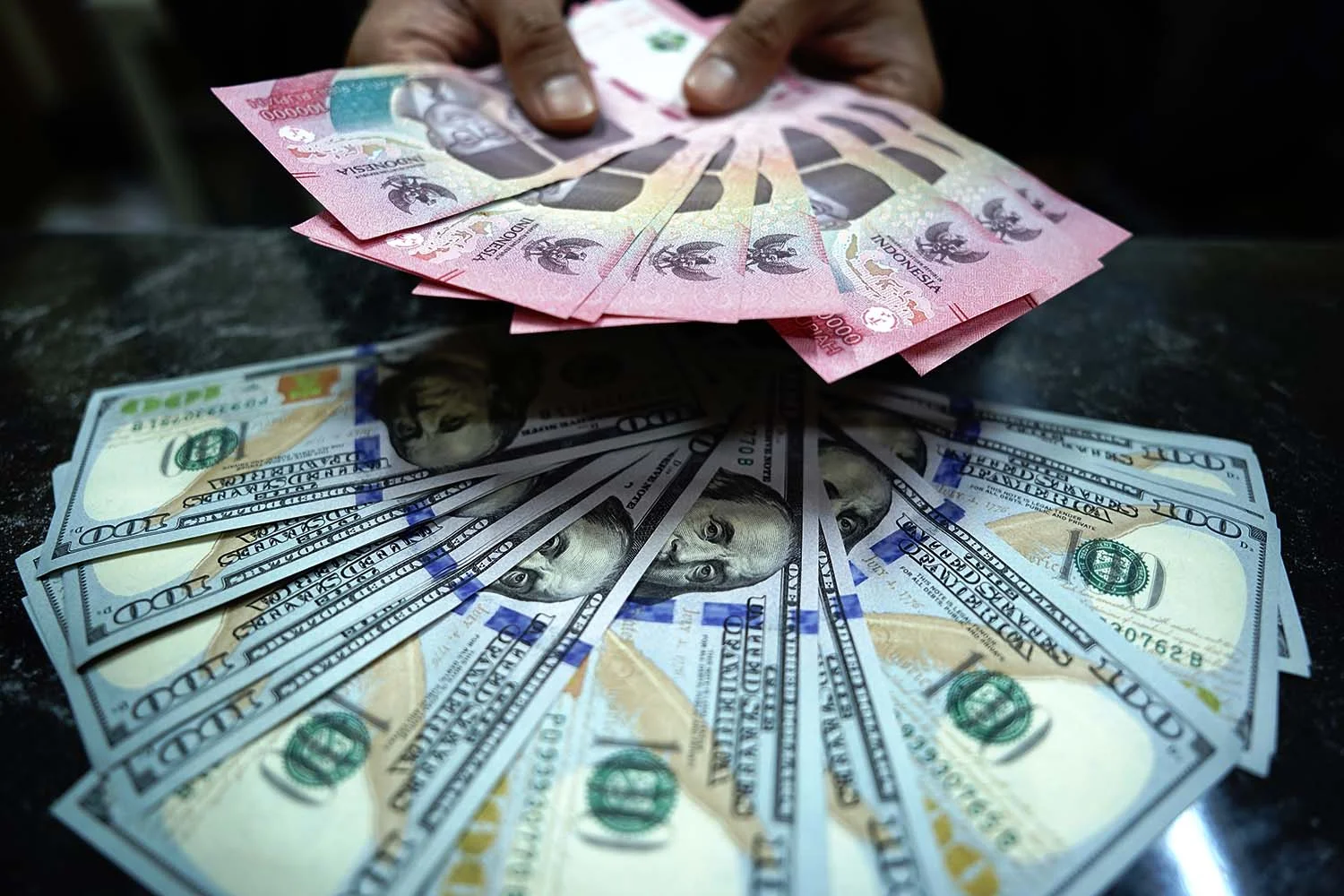 Rupiah Hari Ini Menguat ke Rp17.653, Pasar Cermati Konflik Iran dan Kenaikan BI Rate