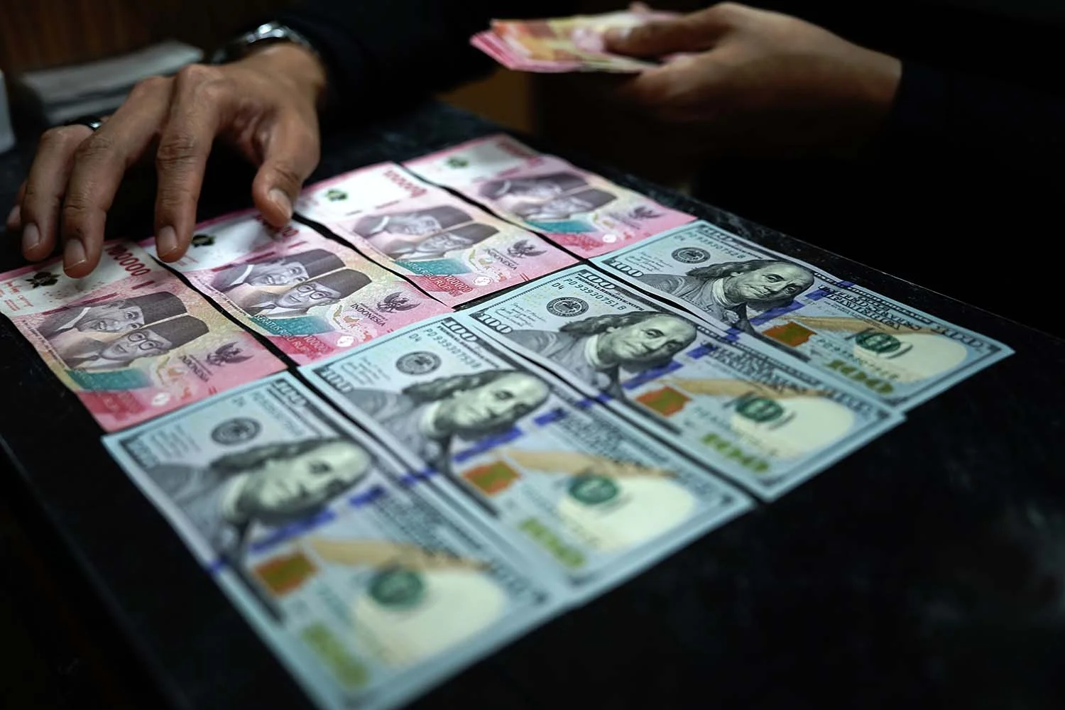 Rupiah Melemah Lagi ke Level Rp17.885 per Dolar AS, Pengamat Beberkan Biang Keroknya