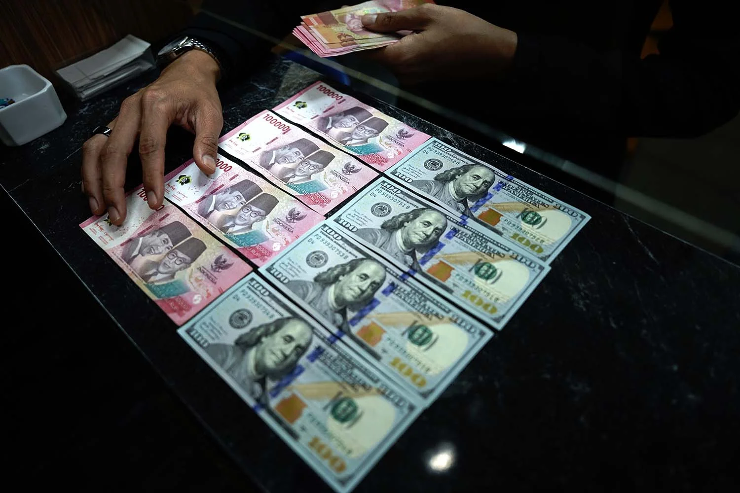 Rupiah Ditutup Melemah ke 17.667, Dolar AS Perkasa & Pernyataan Prabowo Jadi Sorotan