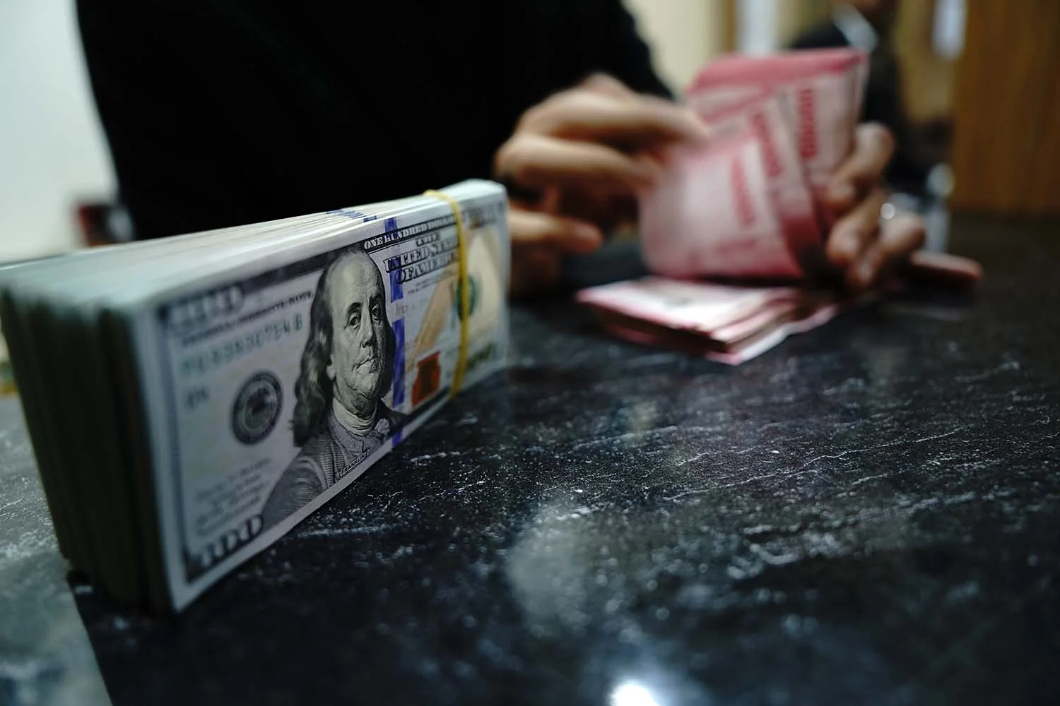 Rupiah Masih Tertekan, Makin Dekat Rp18.000 per Dolar AS