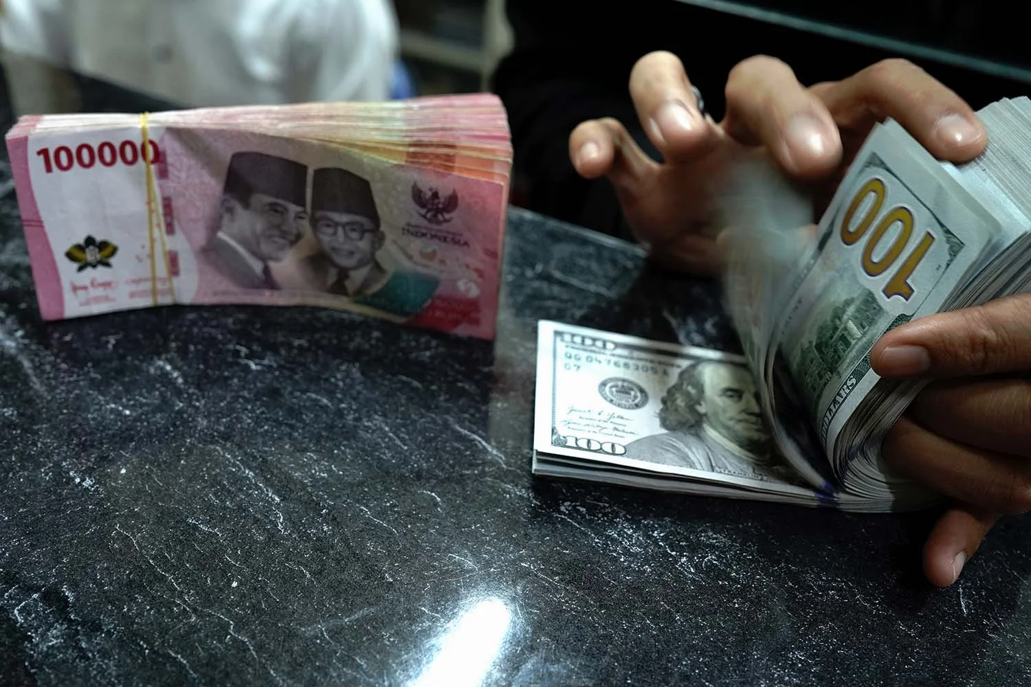 Dampak Pelemahan Rupiah Mulai Terasa, Ekonom Ingatkan Pemerintah Soal Inflasi