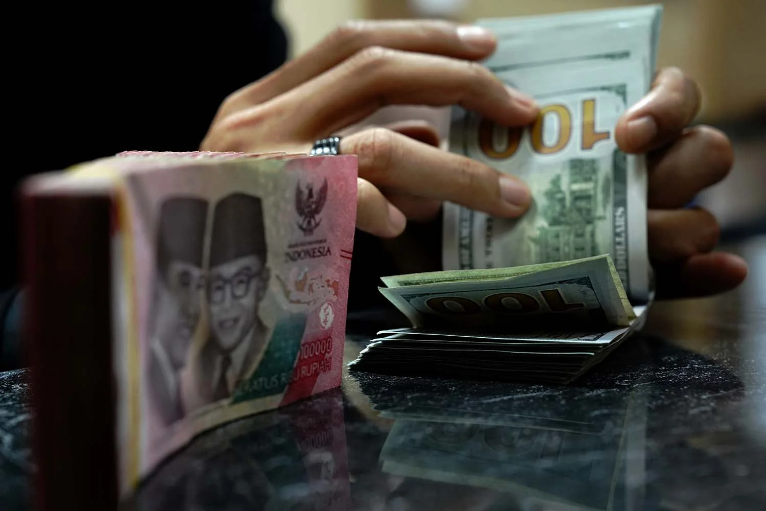 Rupiah Melemah ke Rp17.667, Dolar AS Menguat di Tengah Konflik Iran dan Sinyal Hawkish The Fed