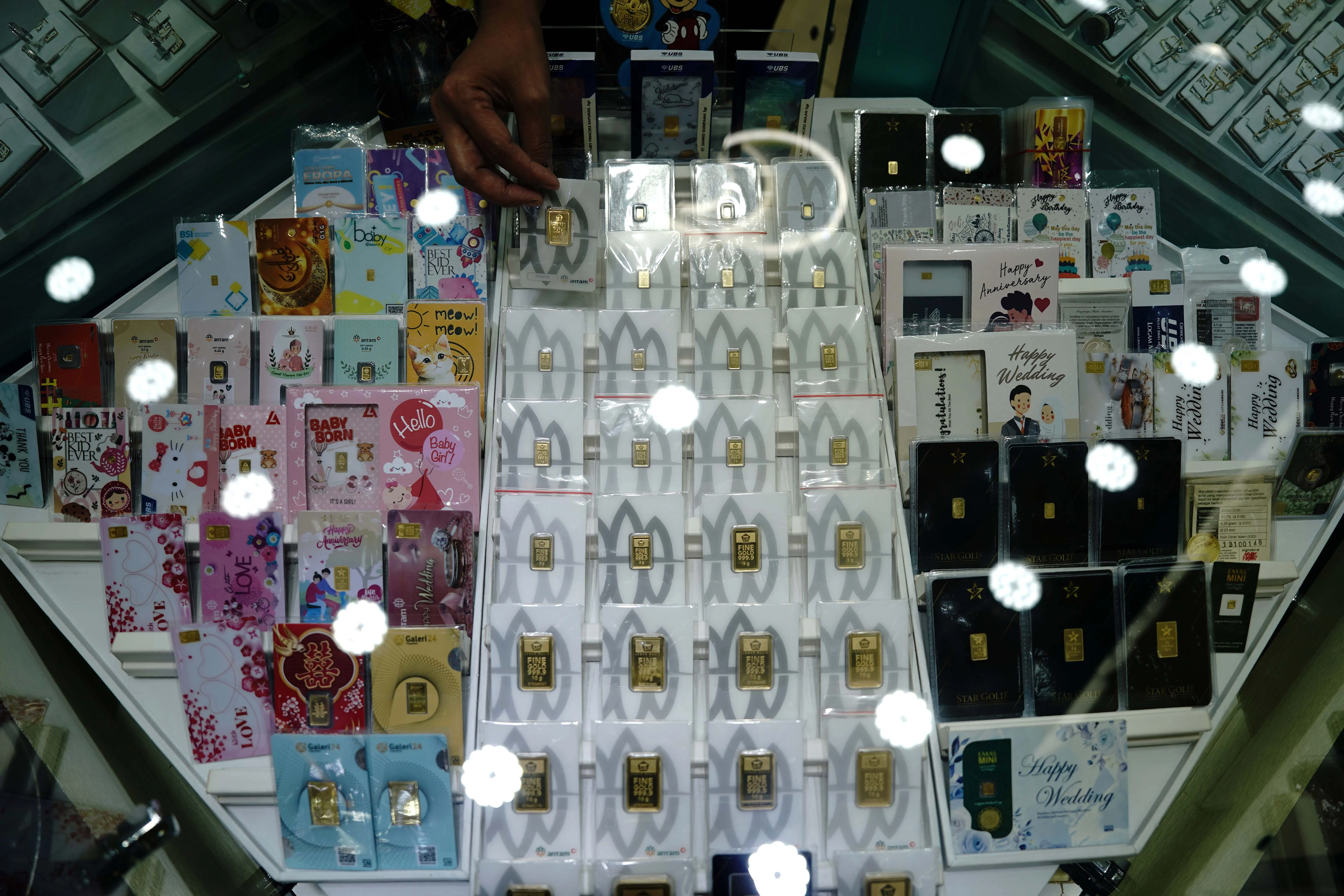 Harga Emas Hari Ini Sabtu 15 November 2025: Antam, Galeri24, dan UBS Turun jadi Segini