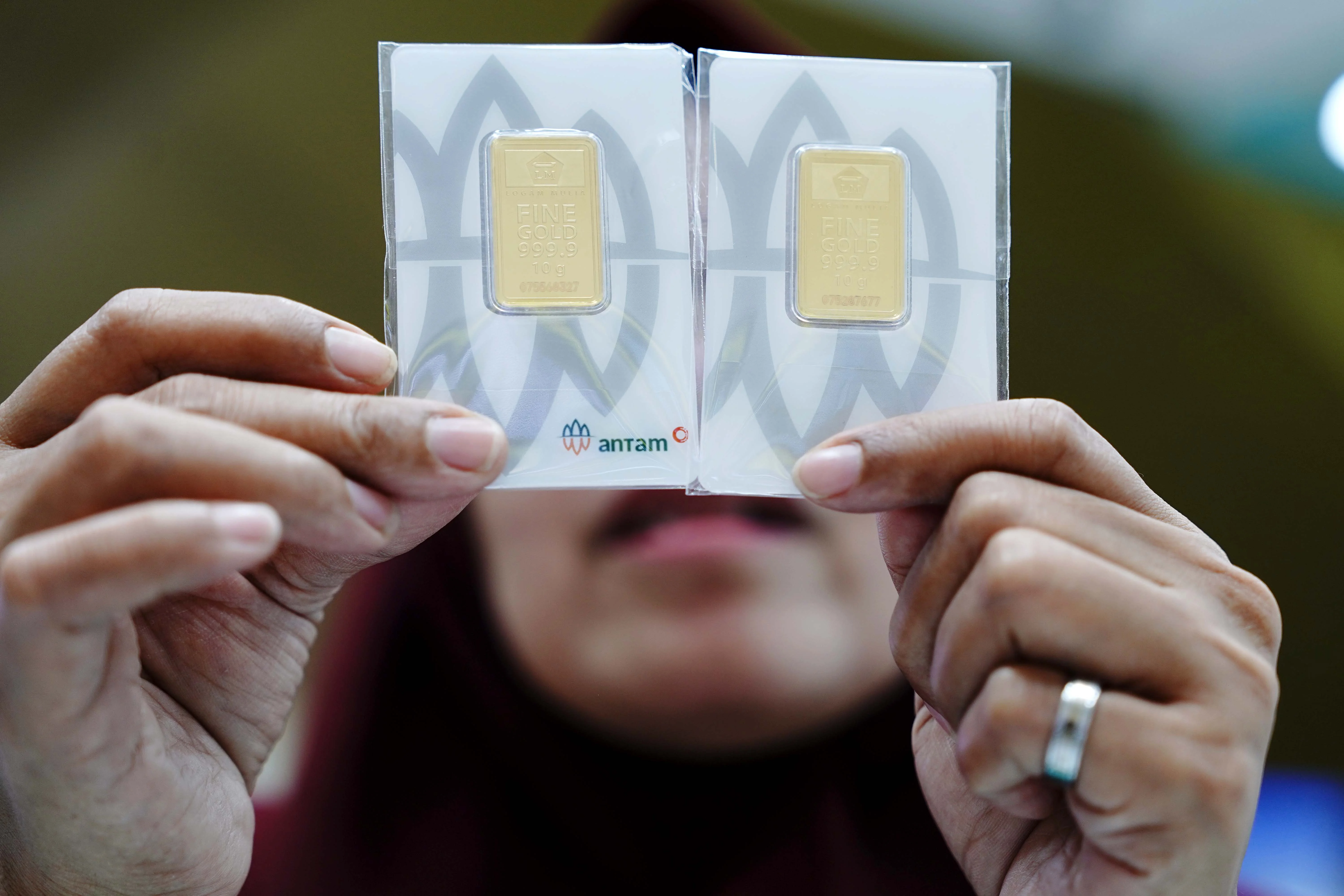 Cek Harga Emas Jumat 21 November 2025: Antam Turun, Galeri24 & UBS Naik