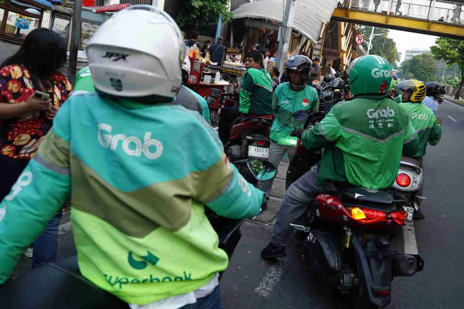 Komisi V Siapkan Aturan Ojol di RUU LLAJ, Potongan 8% Masuk