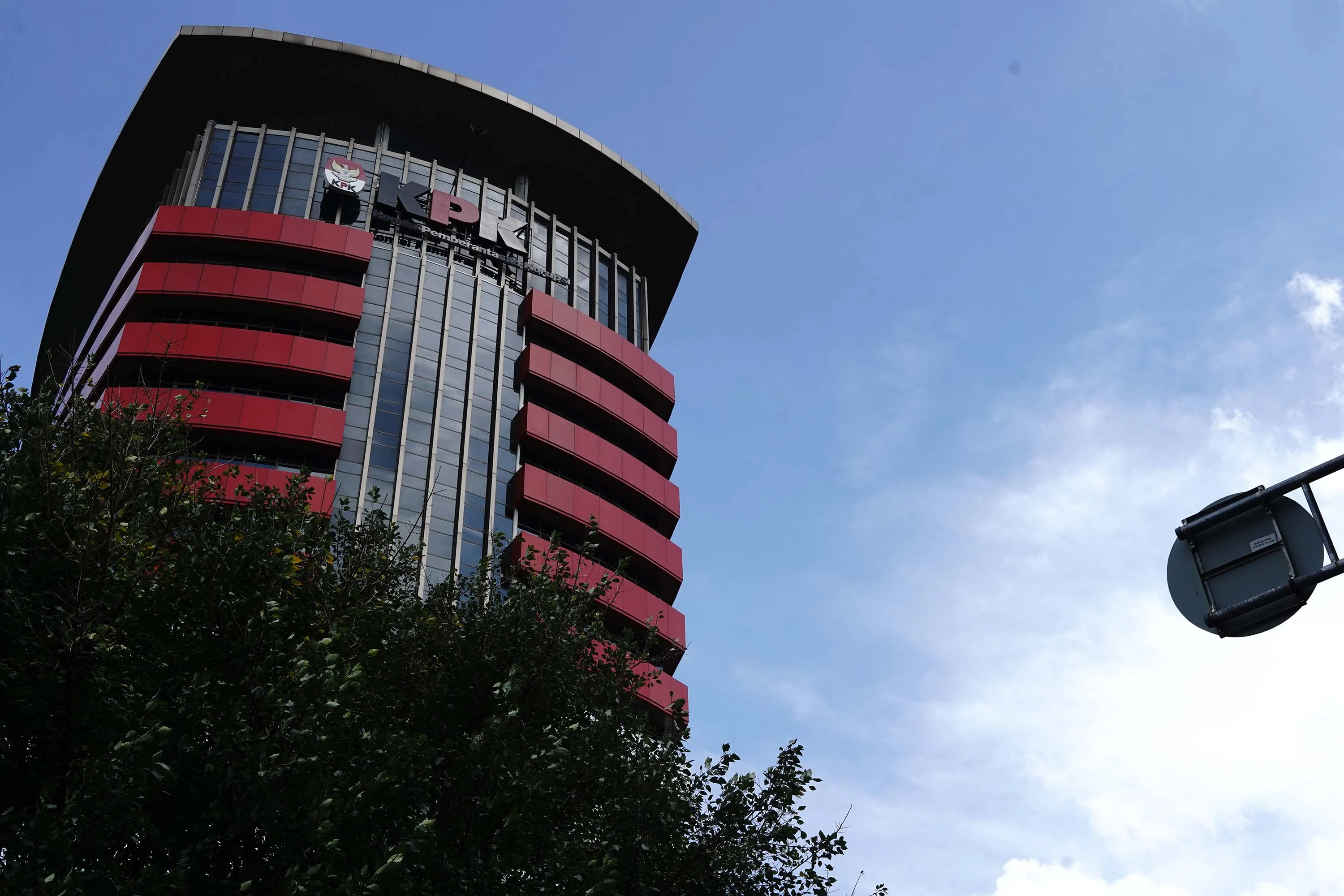 Eks Sekjen DPR Diperiksa KPK terkait Pengadaan Rumah Anggota DPR