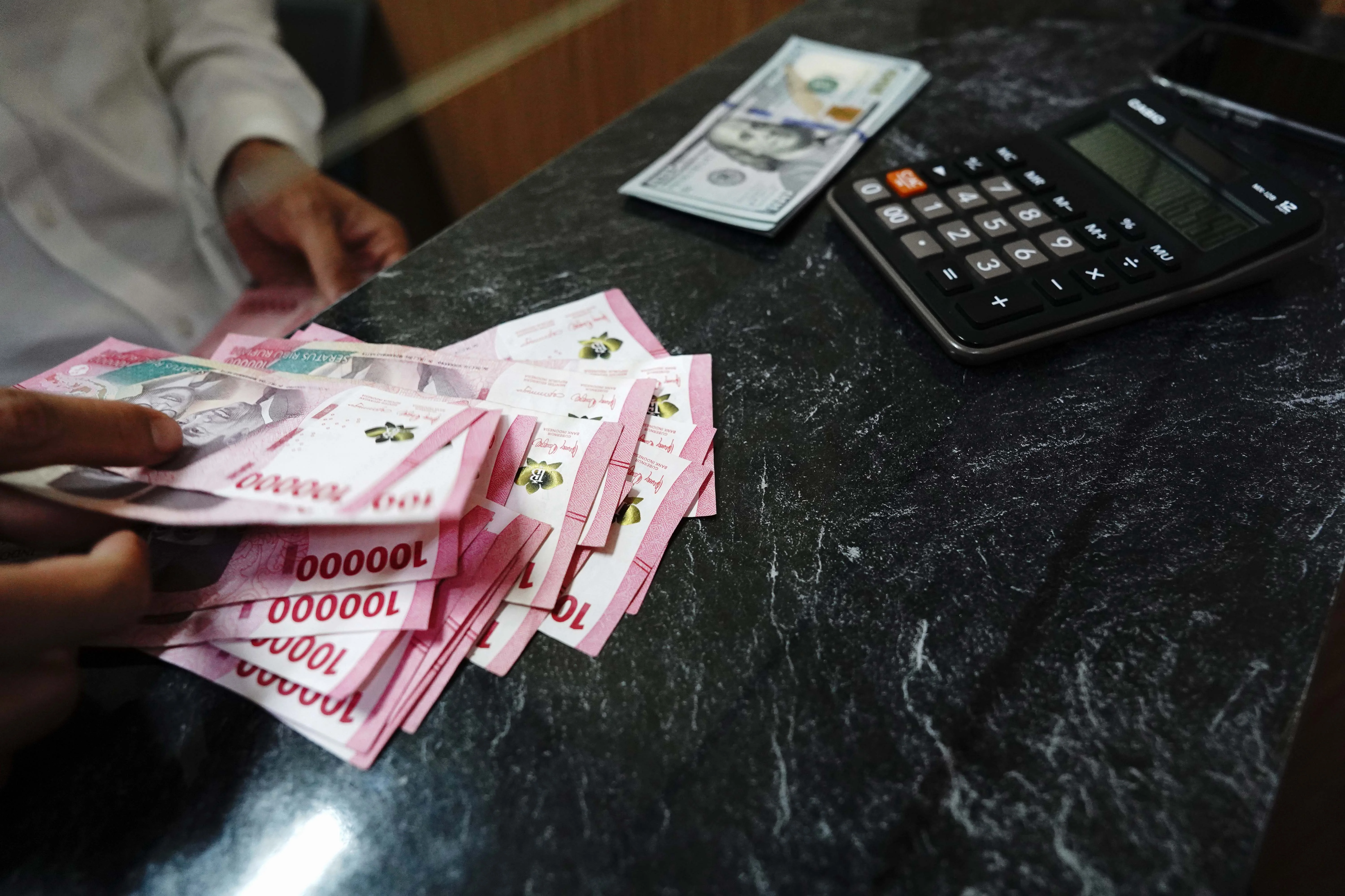 Rupiah Hari Ini Menguat Tipis di Tengah Pemangkasan Suku Bunga The Fed dan Prospek Ekonomi RI