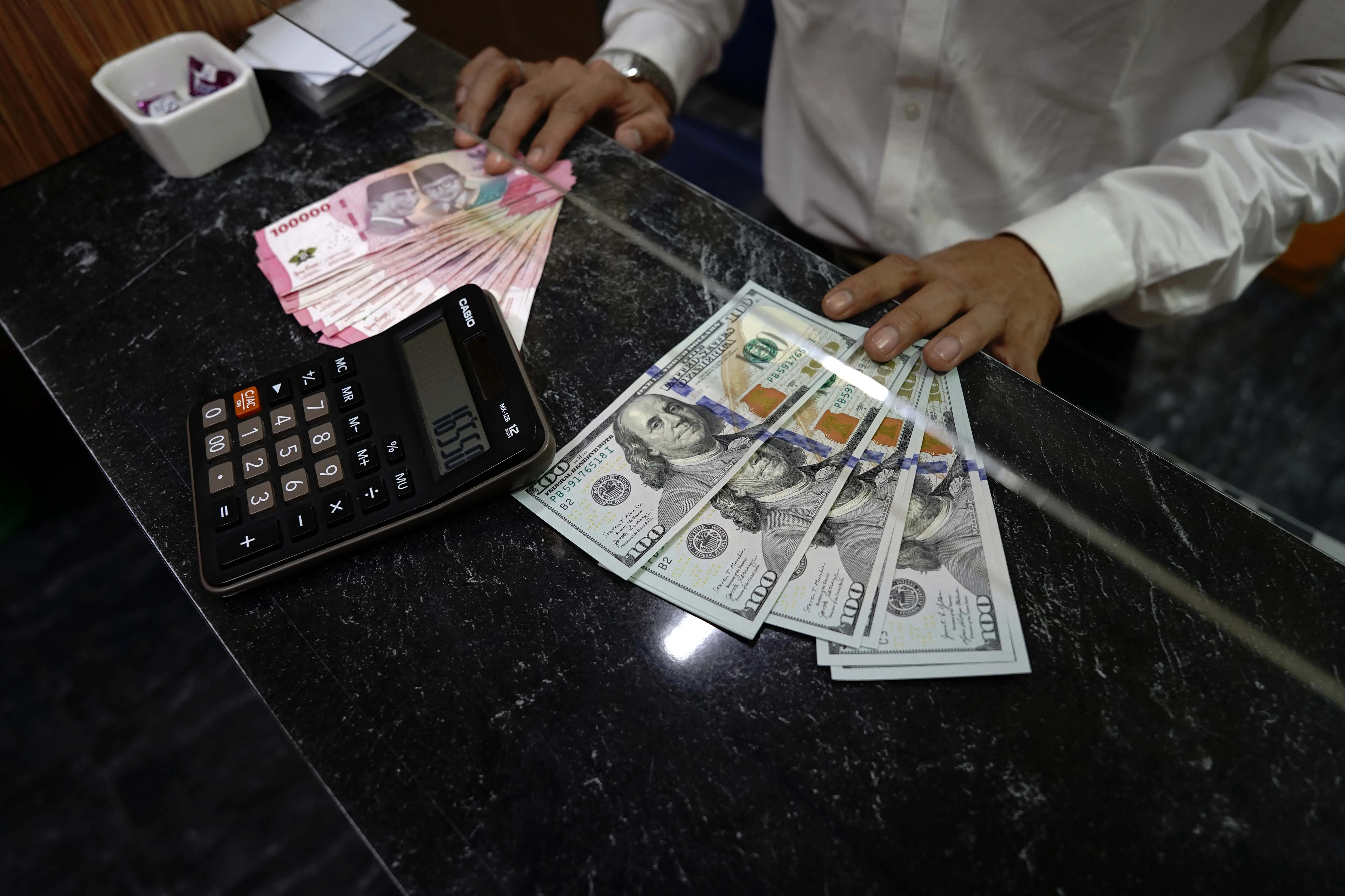 Rupiah Hari Ini 20 November 2025 Melemah ke Rp16.734 per dolar AS, Ini Sebabnya