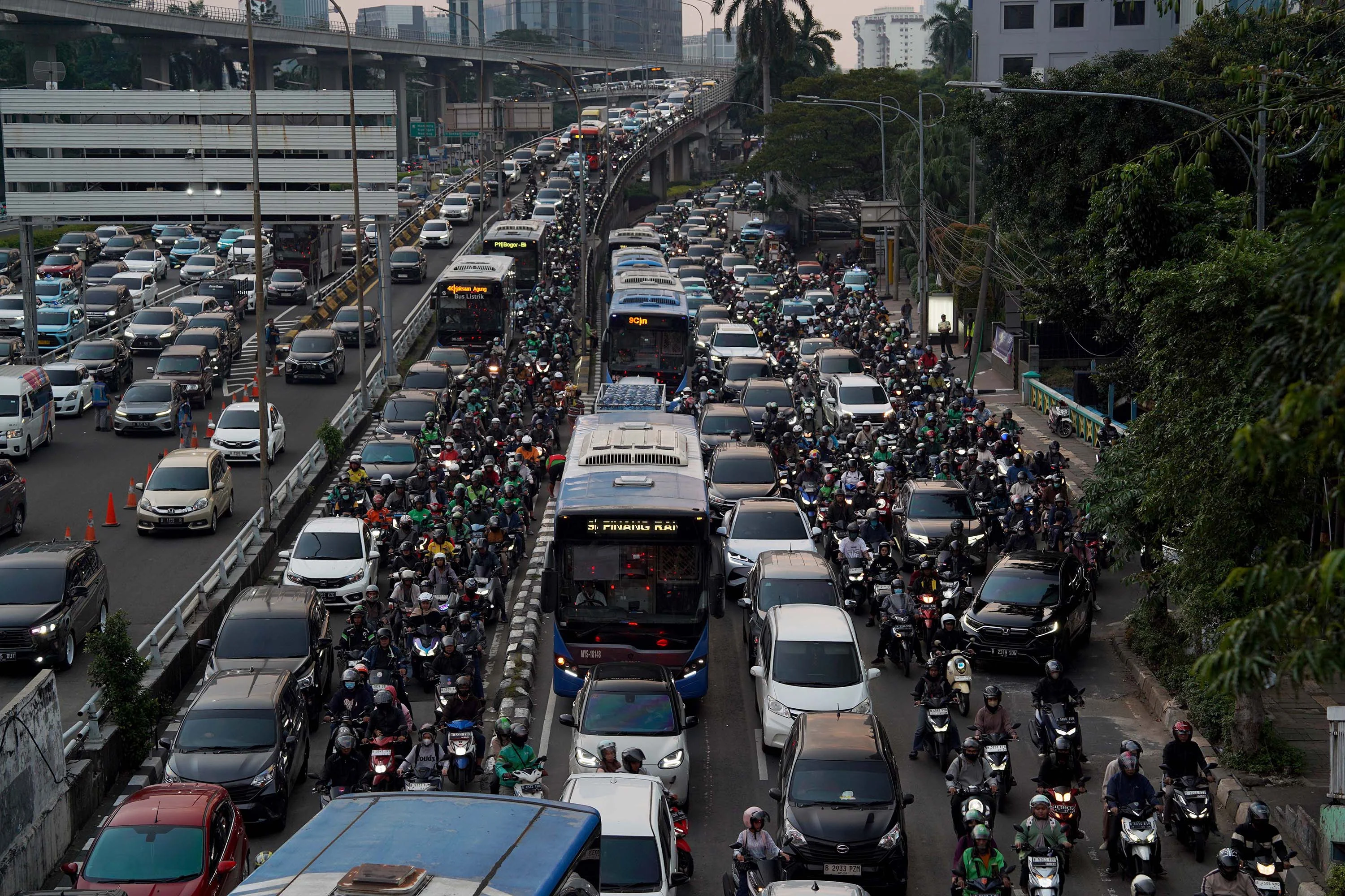Usai Libur Lebaran, Sejumlah Ruas Jalan di Jakarta Kembali Mengalami Kepadatan Lalu Lintas