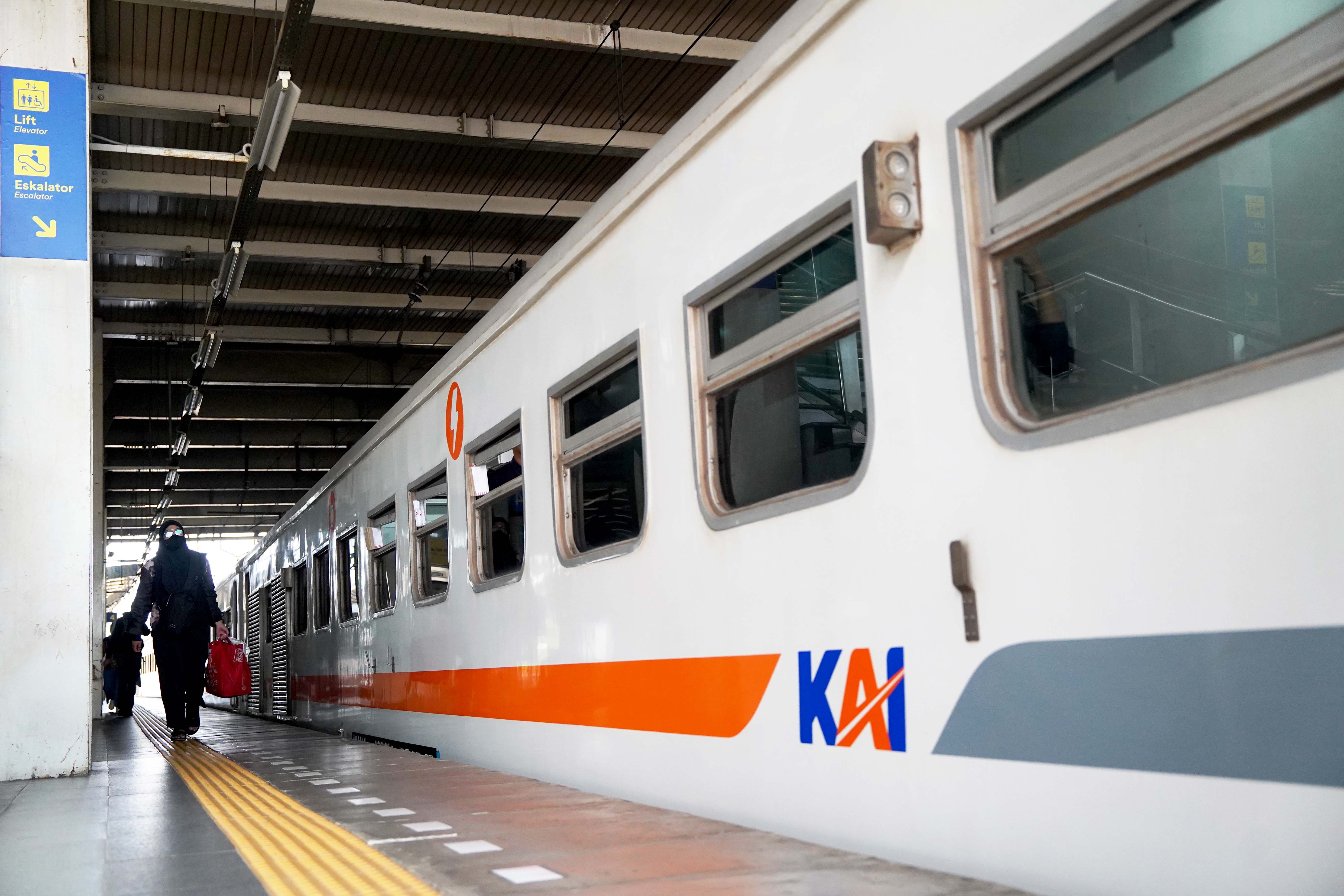 Stasiun Jatinegara, KAI, Kereta Api