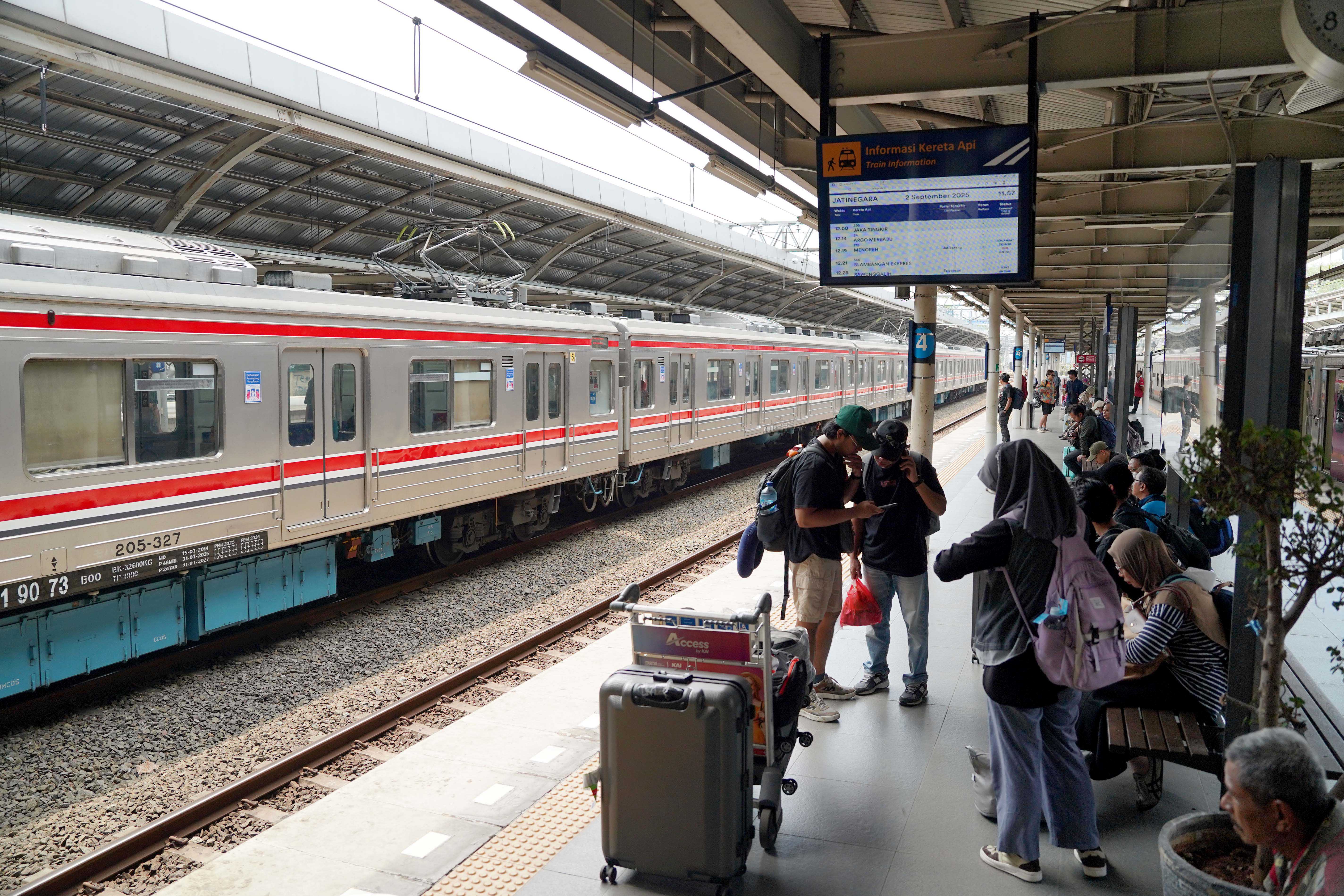 Siap-siap War Tiket! Cek Cara Dapat Diskon Kereta dan Pesawat Nataru