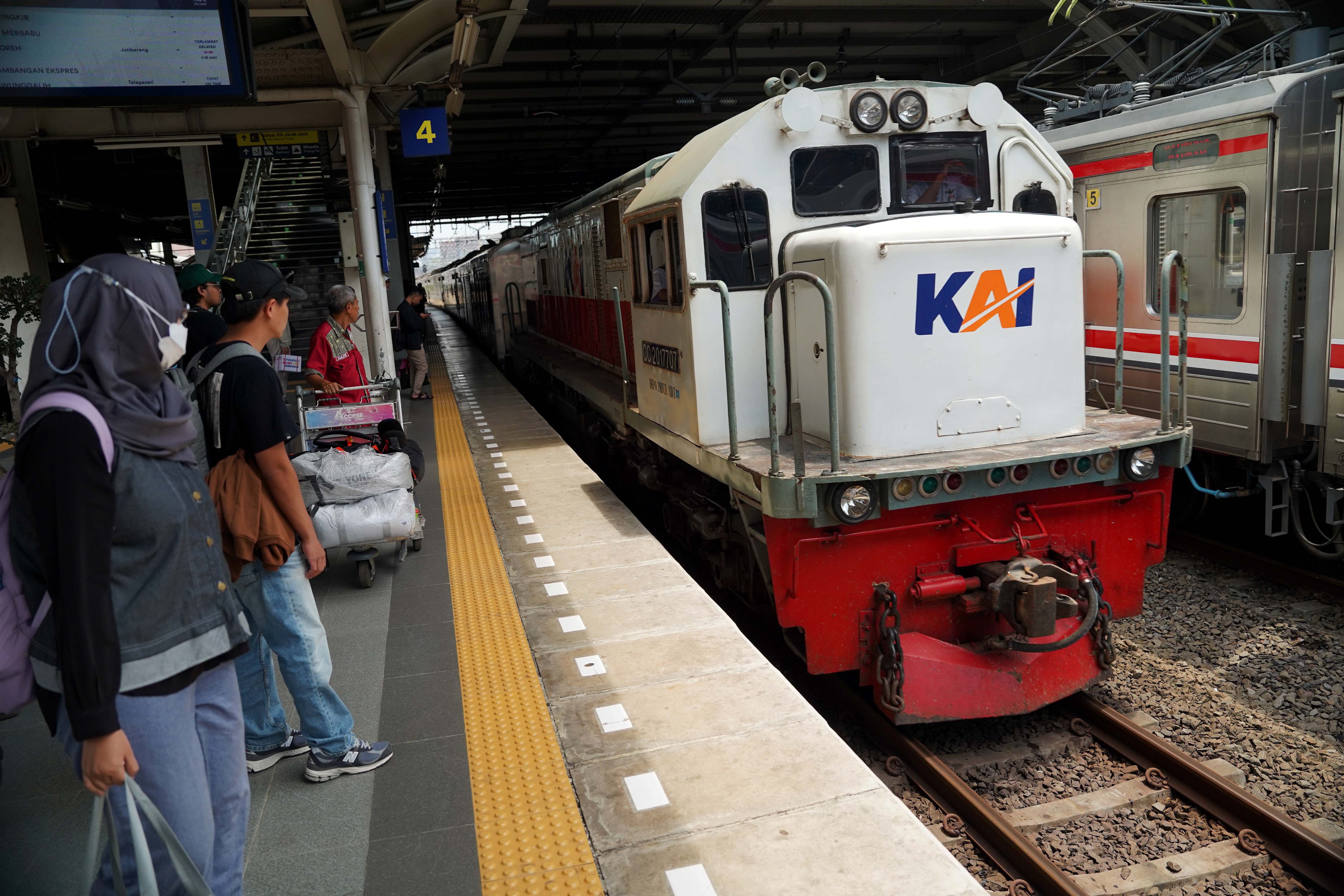 KAI Kembangkan Kereta Luar Jawa Mulai 2026