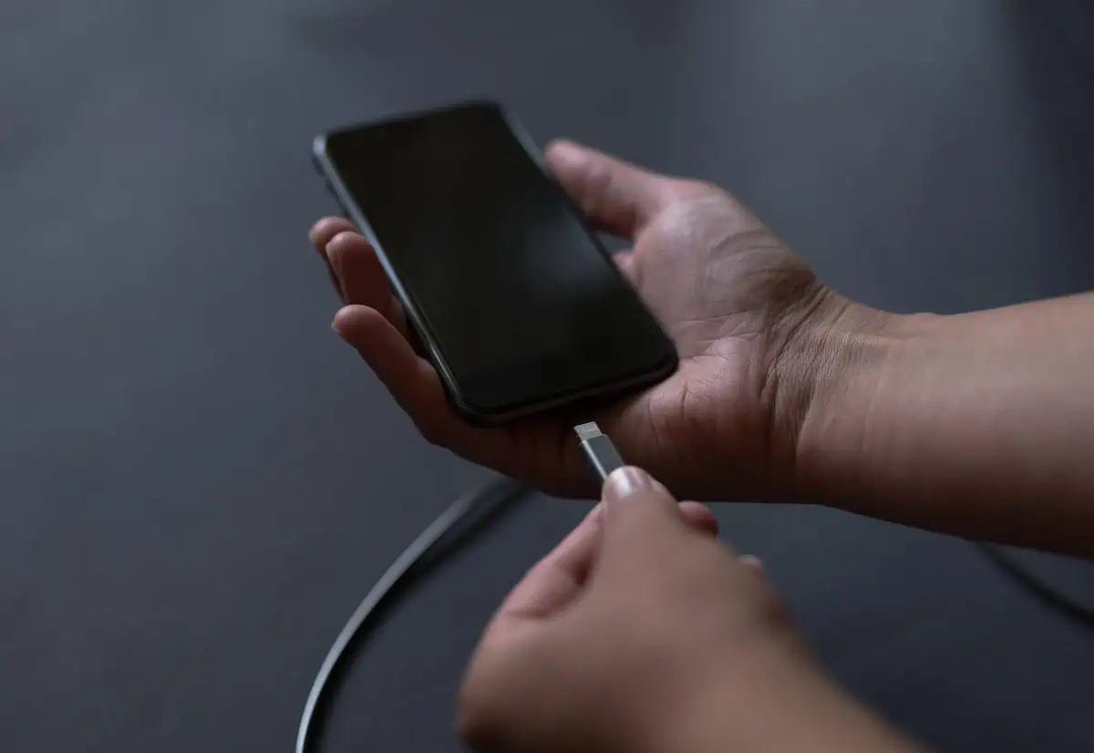 Ilustrasi pengisian daya (charging) smartphone