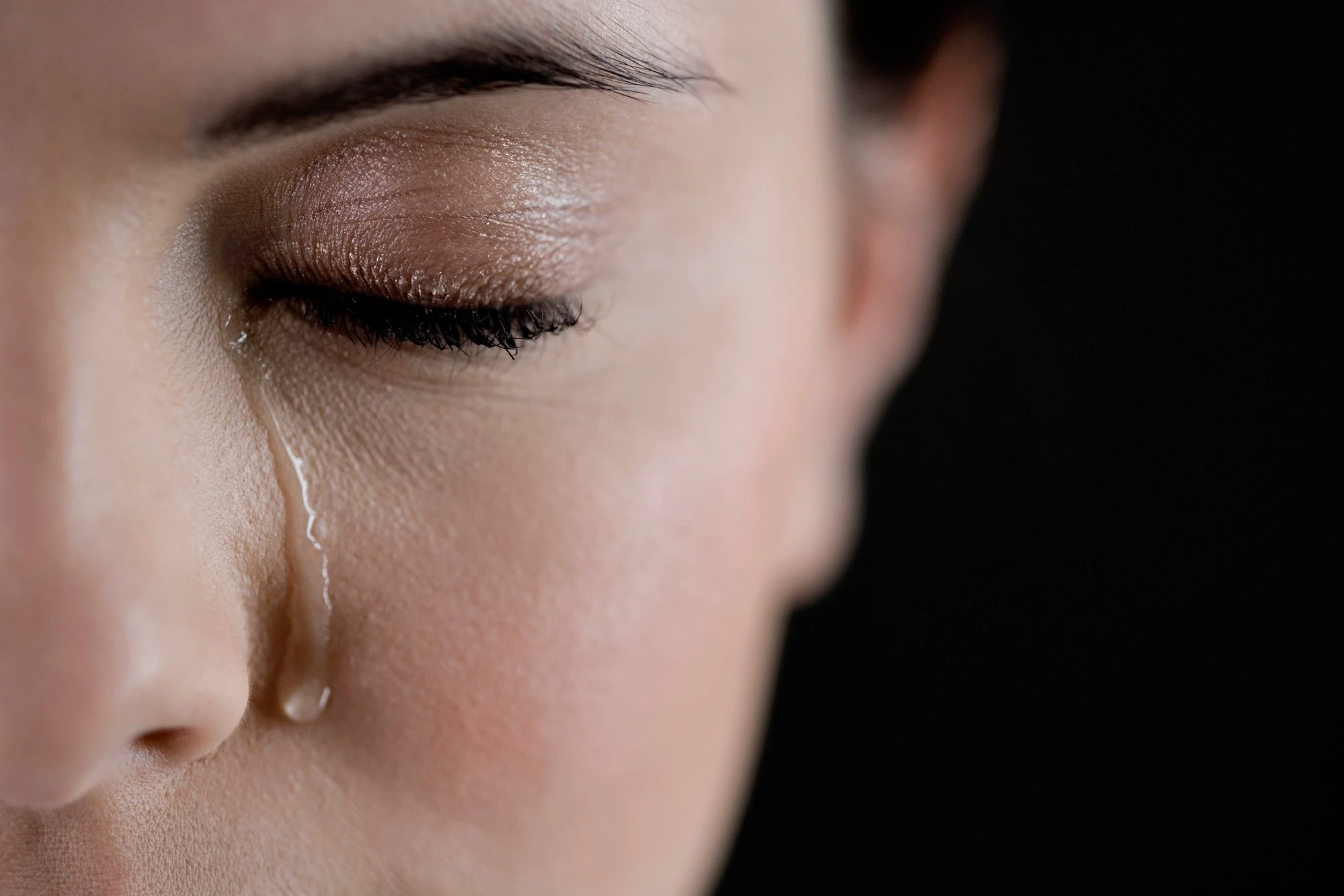 Mengapa Manusia Menangis Air Mata Emosional dan Hewan Tidak? Penjelasan Psikolog